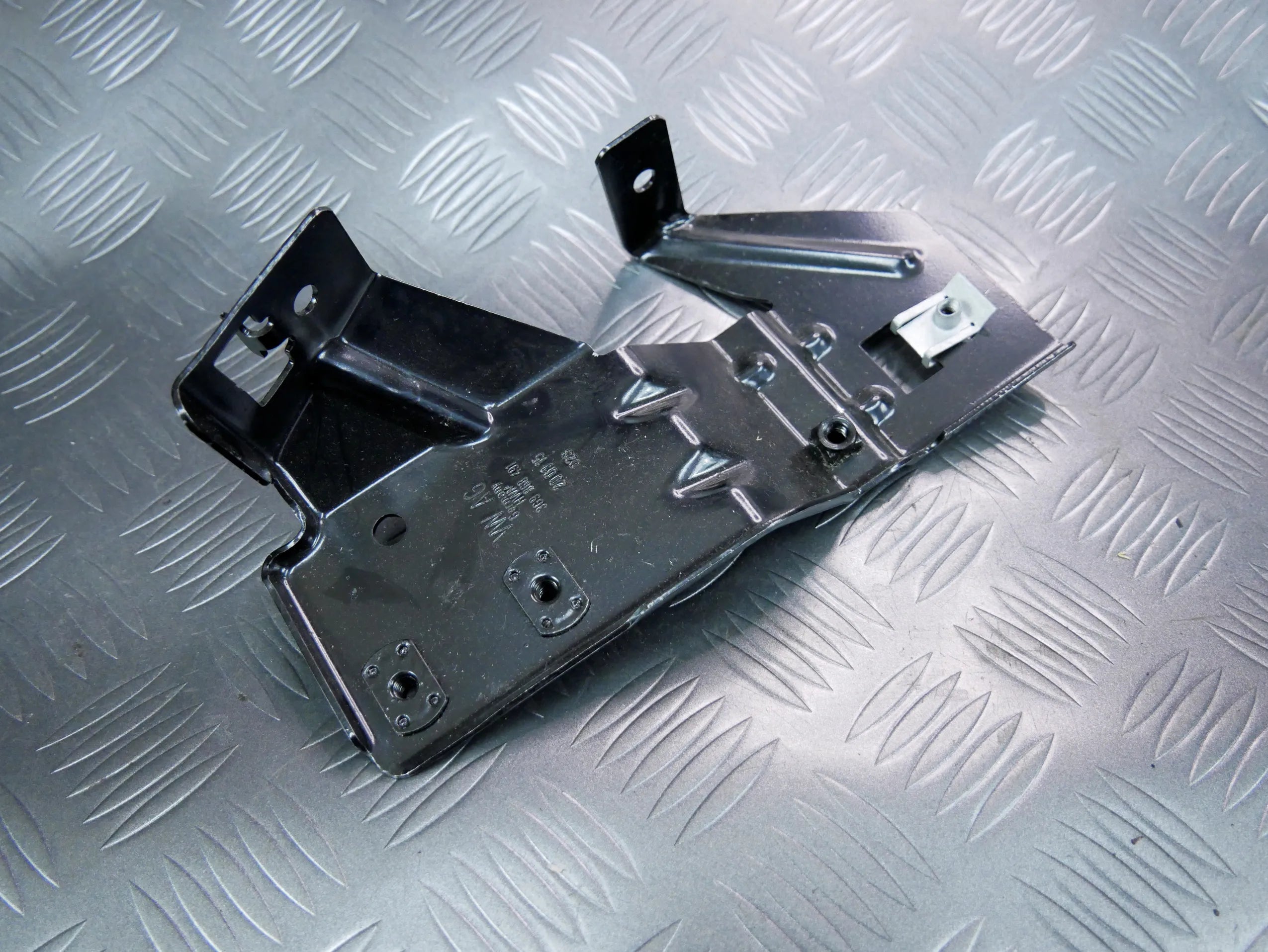 Wspornik mocowanie bagażnika lewe 3G9868491 VW PASSAT B8 KOMBI