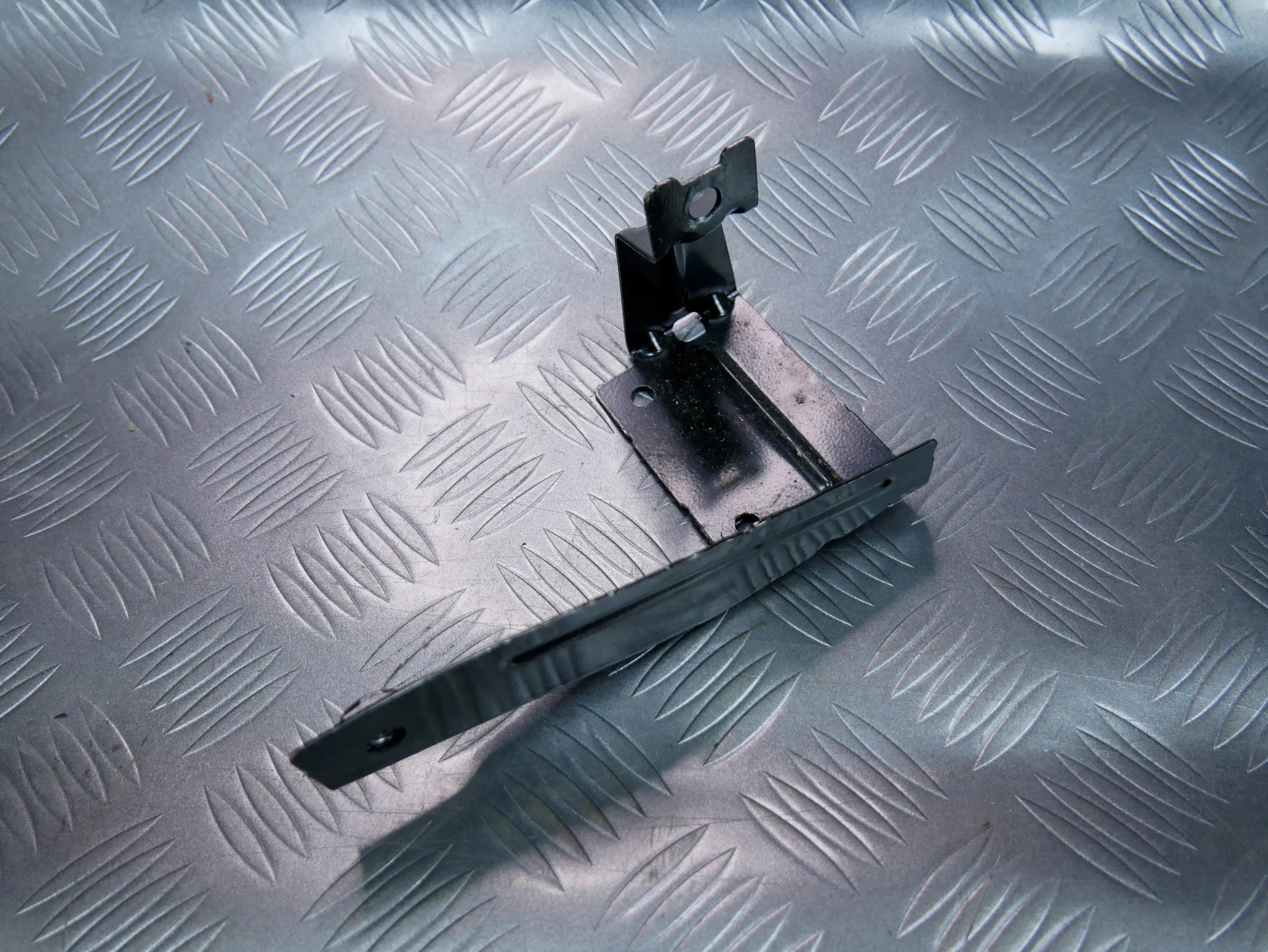 Wspornik mocowanie bagażnika lewe 3G9868549 VW PASSAT B8 KOMBI