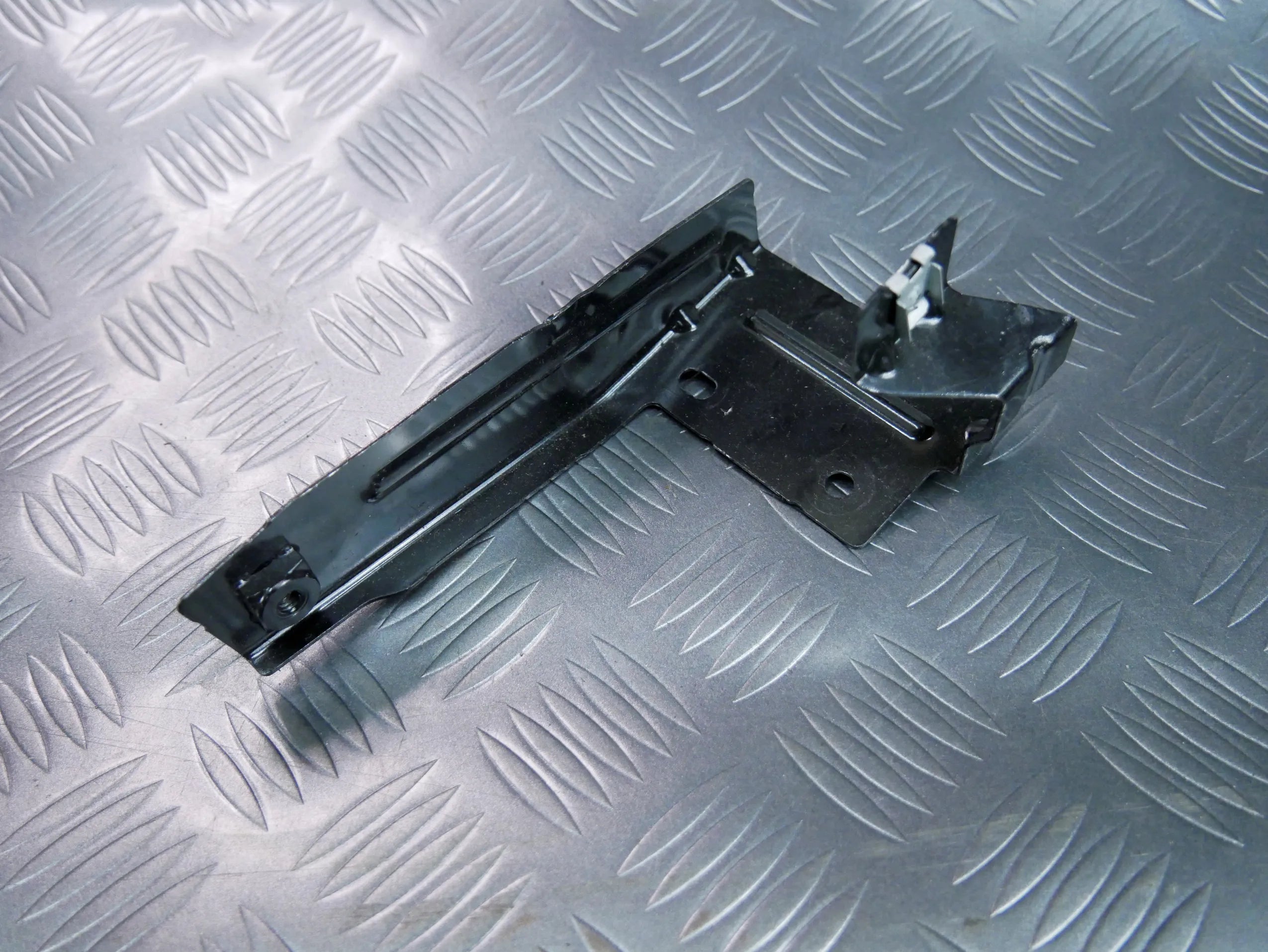 Wspornik mocowanie bagażnika prawe 3G9868550 VW PASSAT B8 KOMBI