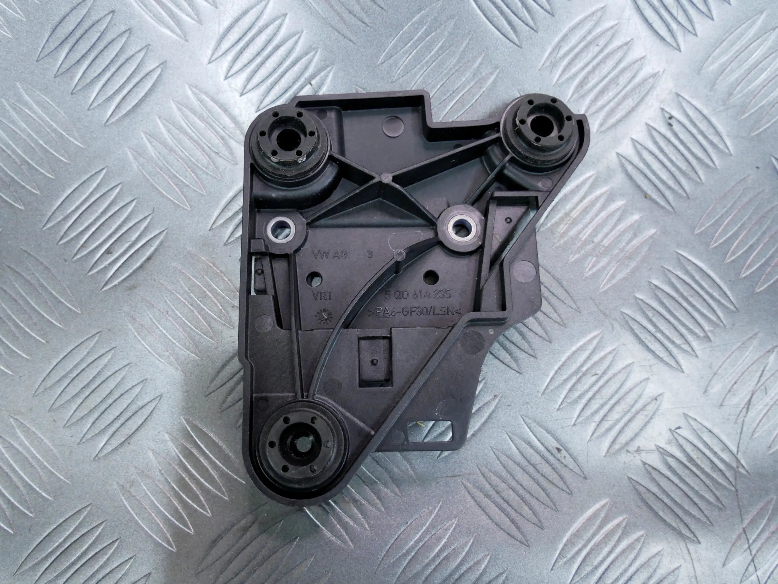 Wspornik mocowanie pompy ABS 5Q0614235 VW PASSAT B8