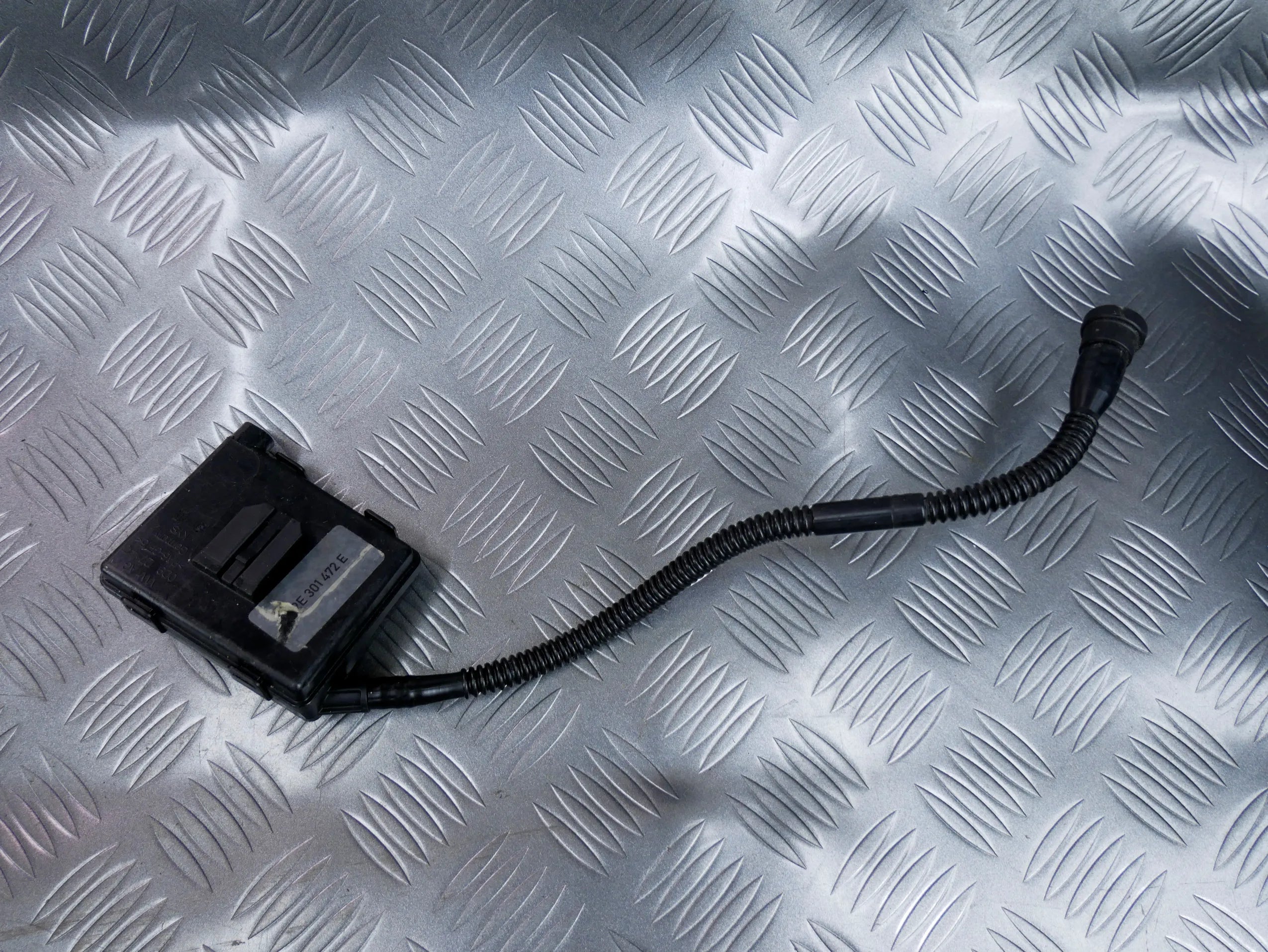 Zawór rurka odpowietrzająca skrzyni 02E301472E VW PASSAT B8