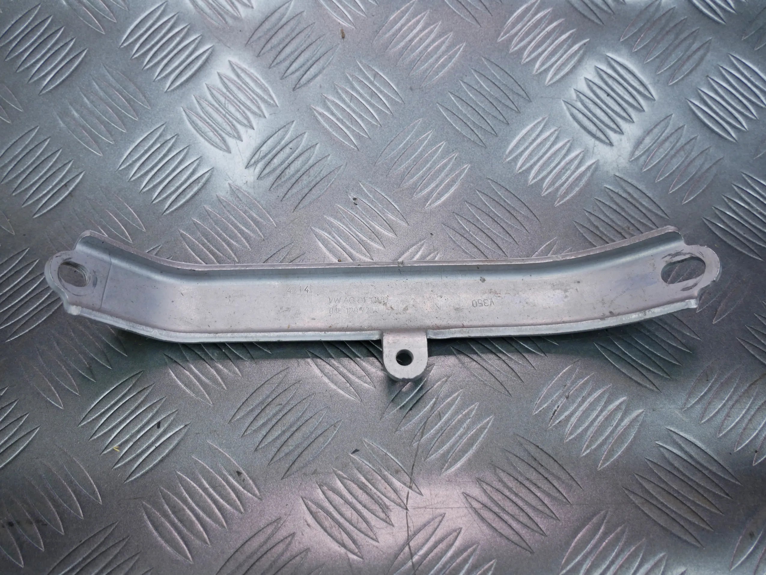 Wspornik mocowanie turbosprężarki 04L129723 VW PASSAT B8 2.0 TDI