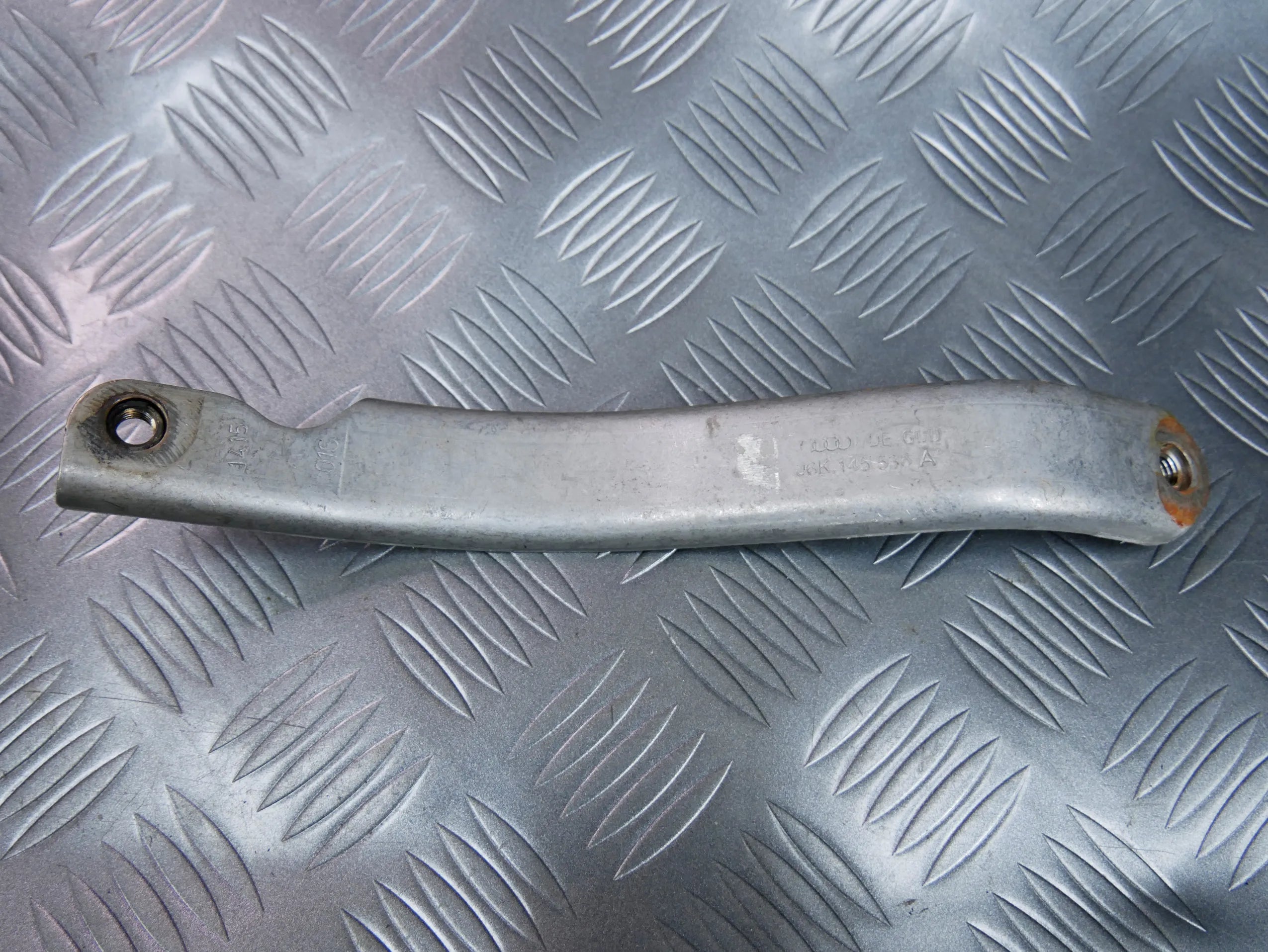 Wspornik mocowanie turbosprężarki 06K145536A VW PASSAT B8 2.0 TSI