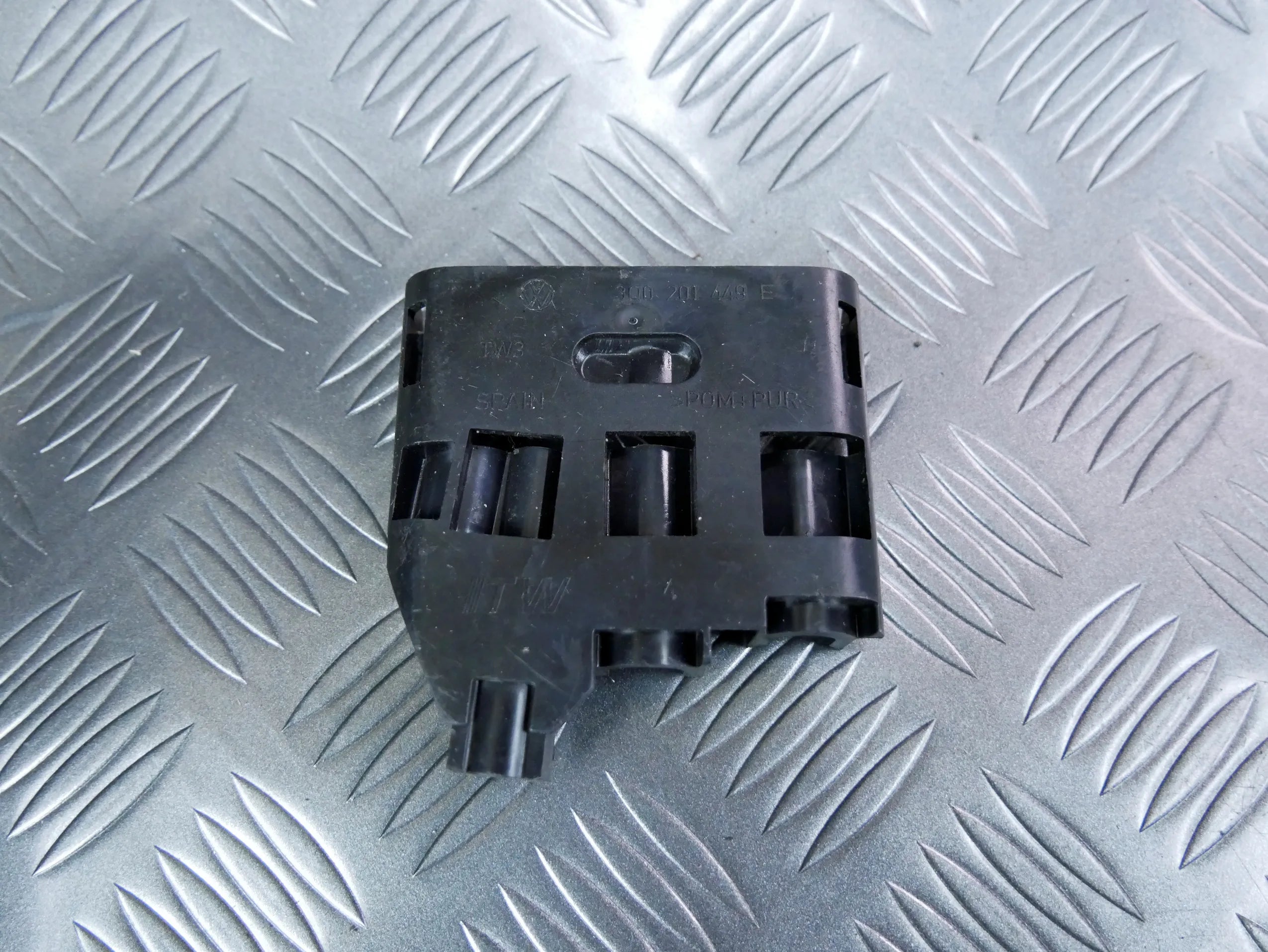 Mocowanie przewodów paliwa 3Q0201449E VW PASSAT B8 2.0 TDI