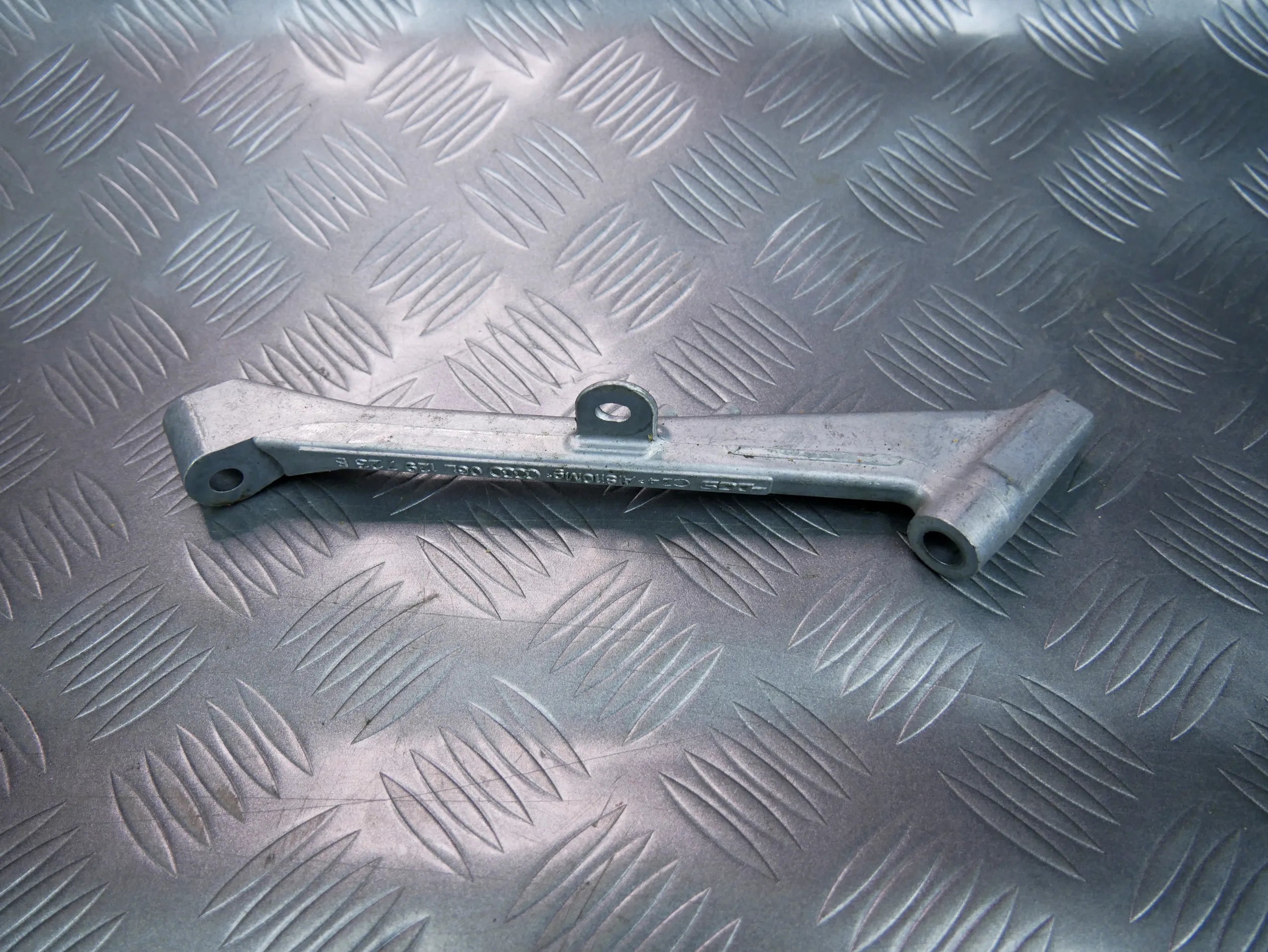 Mocowanie wspornik kolektora 06L129723B VW PASSAT B8 2.0 TSI