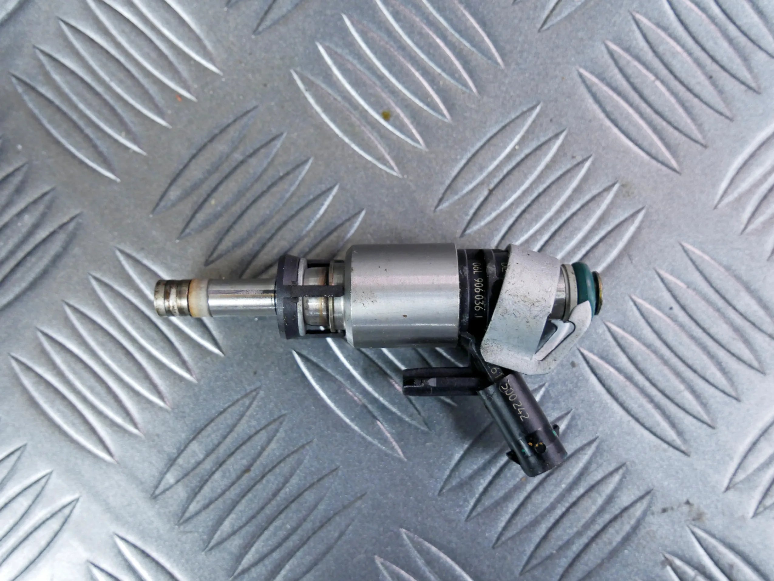 Wtryskiwacz 06L906036J VW PASSAT B8 2.0 TSI