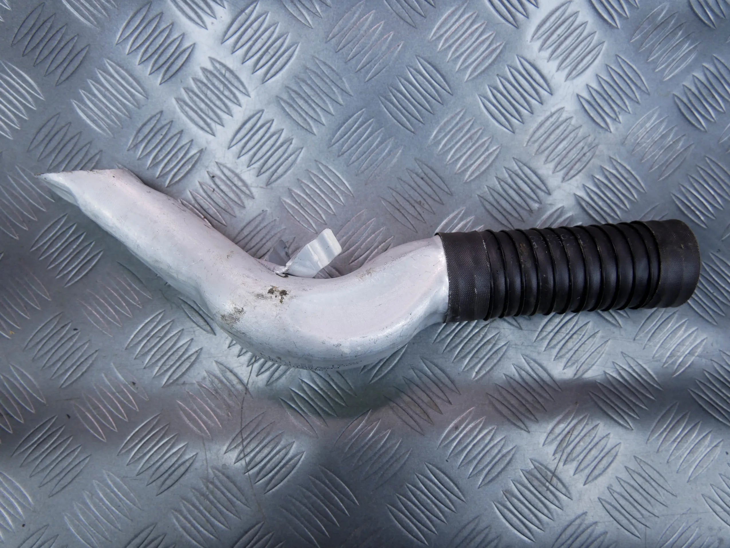 Rura przewód ssący powietrza 5Q0129565G VW PASSAT B8 2.0 TDI