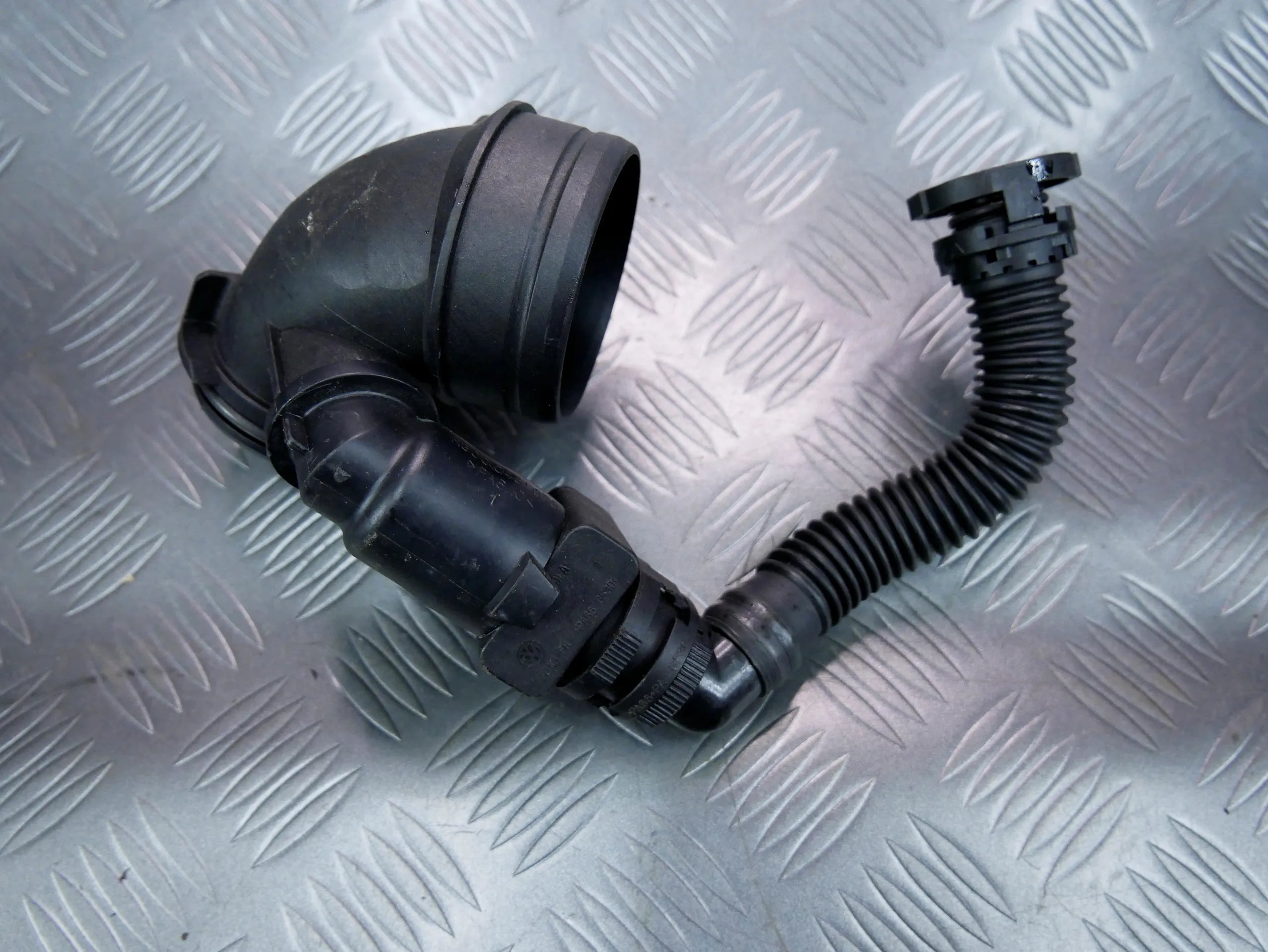 Rura króciec powietrza 5Q0129635 VW PASSAT B8 2.0 TDI