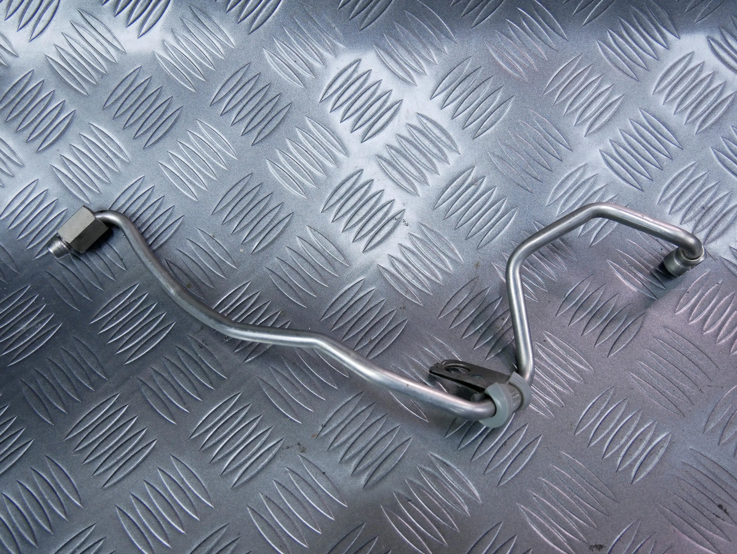 Rurka przewód olejowy turbiny 04L145771H VW PASSAT B8 2.0 TDI