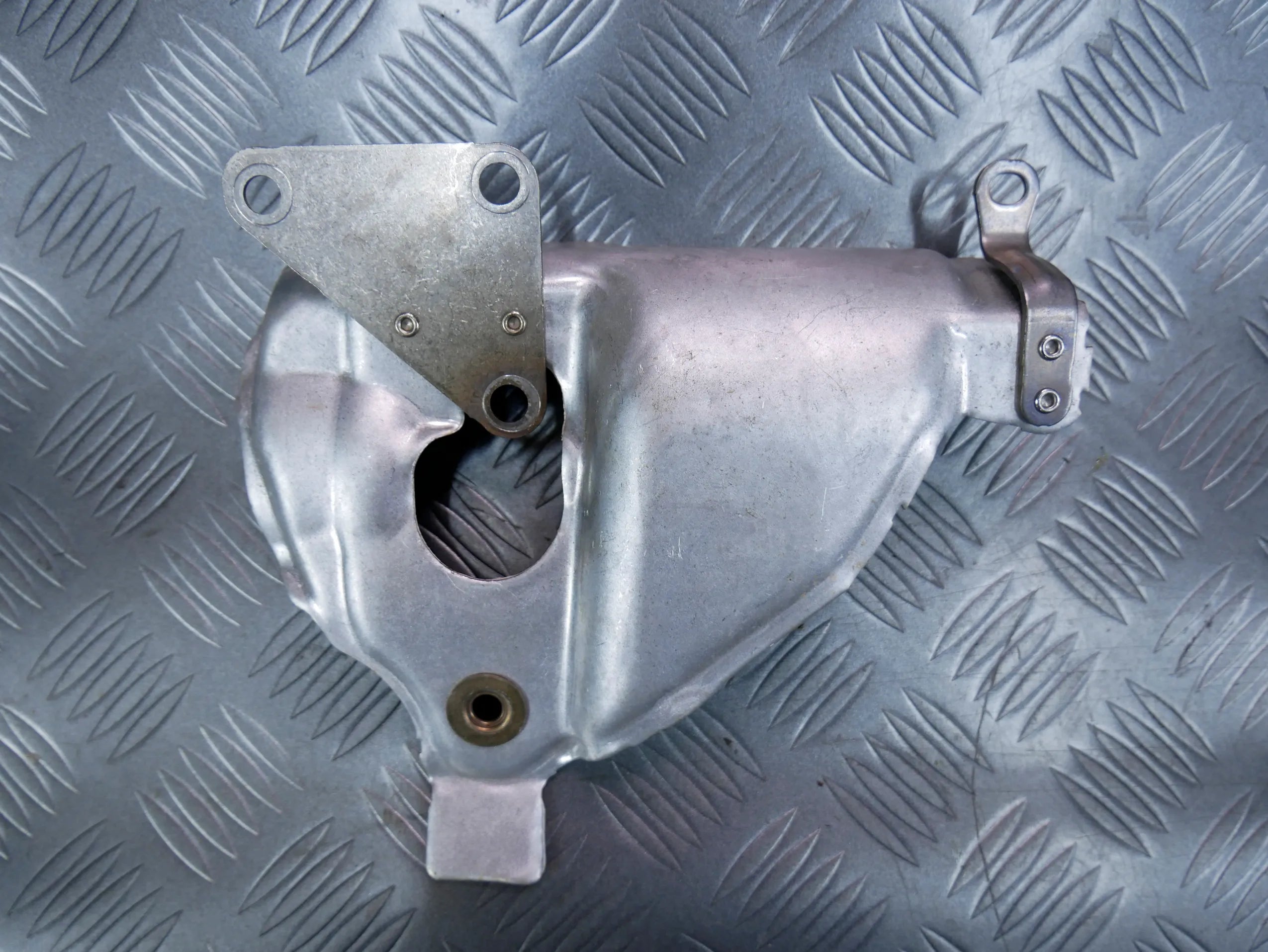 Osłona termiczna turbiny 04E253041J VW PASSAT B8 GTE 1.4 TSI