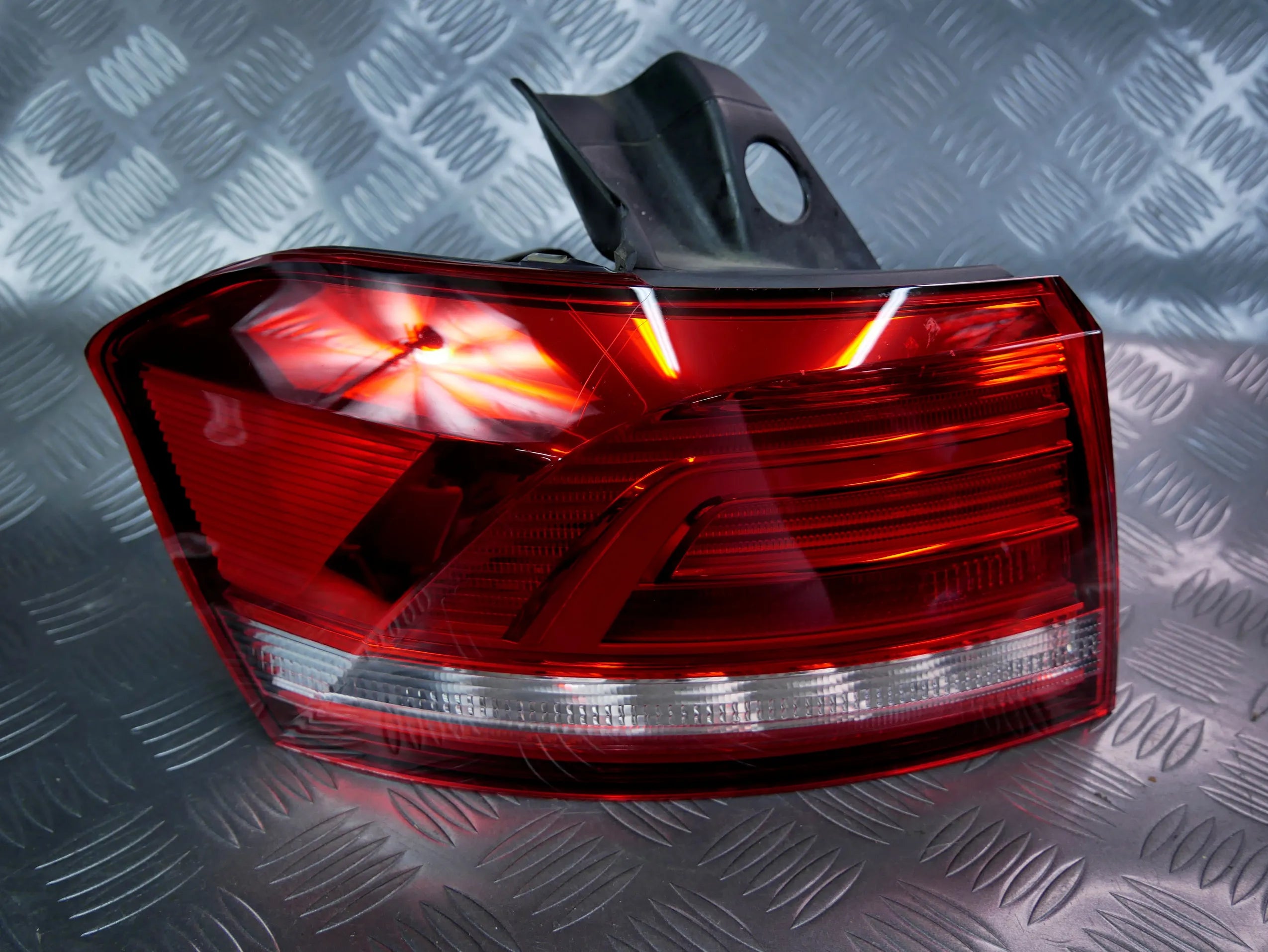 Lampa tył tylna lewa 3G9945095A VW PASSAT B8 KOMBI VARIANT