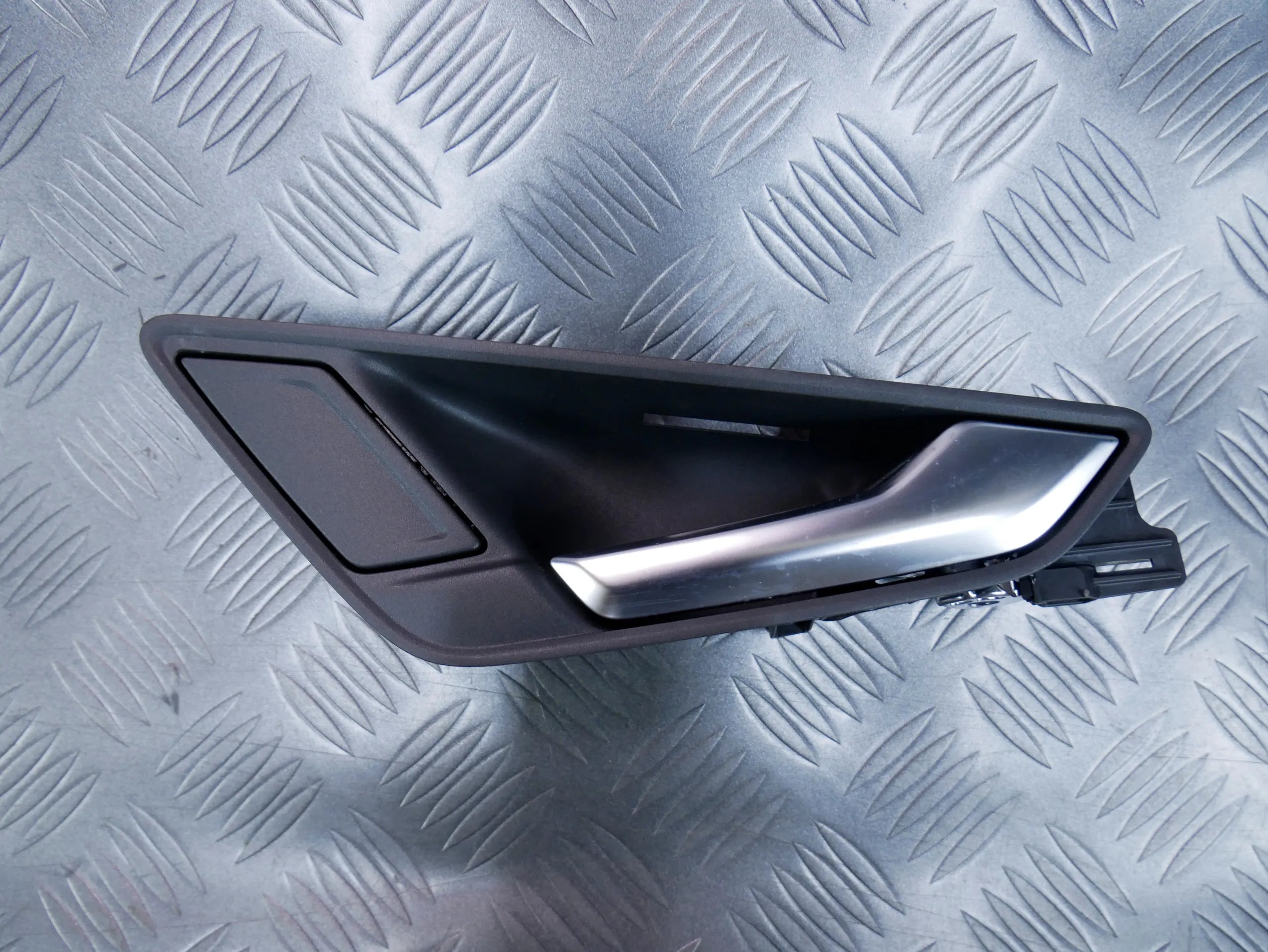 Klamka wewnętrzna drzwi prawa 8S0837114A AUDI TT 8S