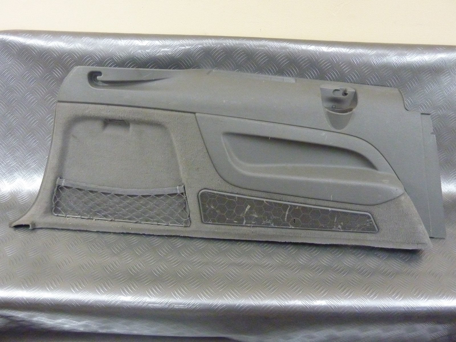 Boczek bagażnika lewy szary 4L0863879G AUDI Q7 4L