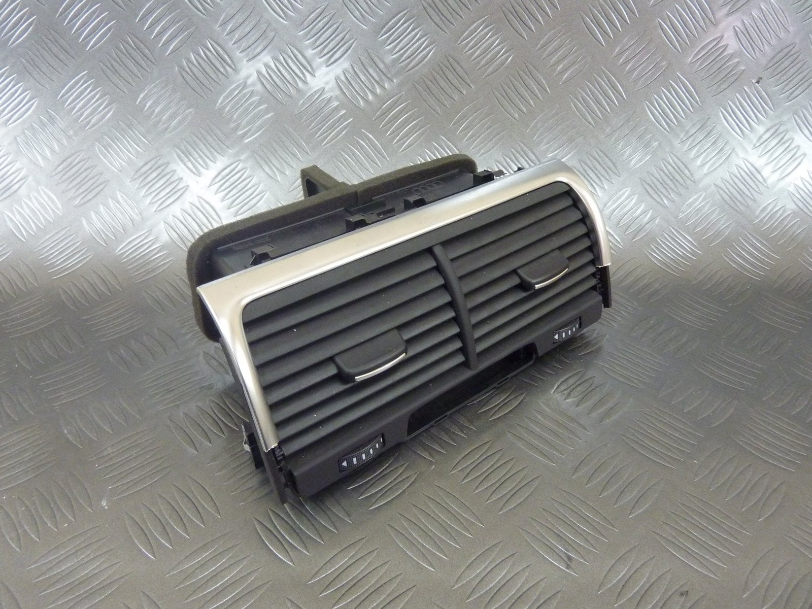 Kratka nawiewu środkowa 4L0820951K AUDI Q7 4L0