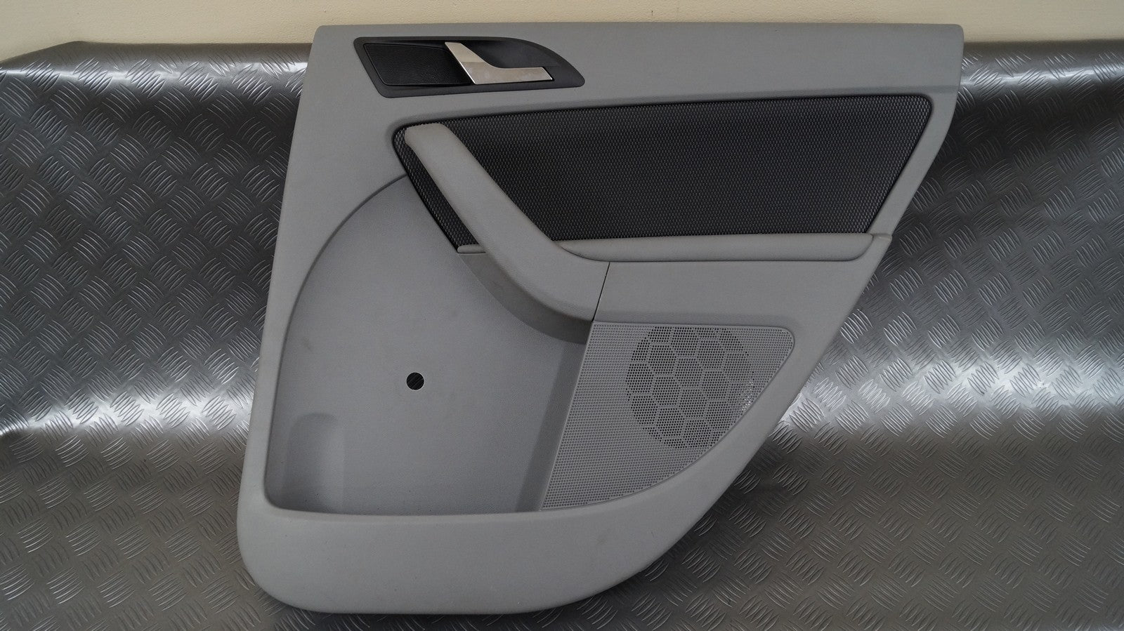 Boczek drzwi tył prawy szary SKODA YETI