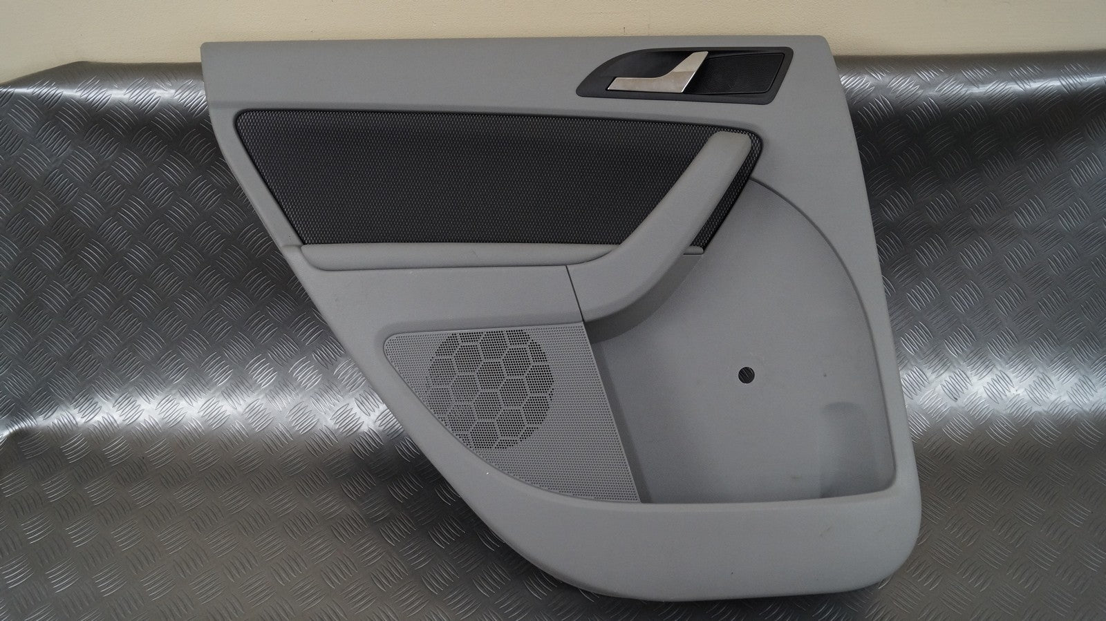 Boczek drzwi tył lewy szary SKODA YETI