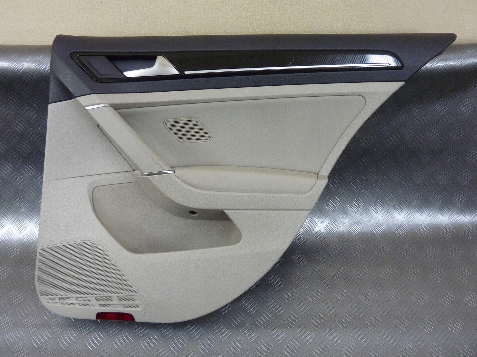 Boczek drzwi tył tylny prawy skóra beż VW GOLF VII