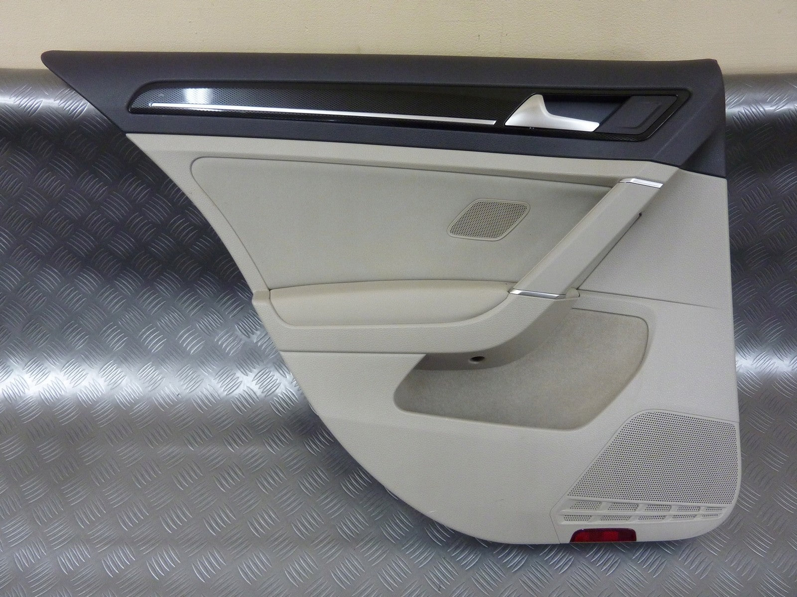 Boczek drzwi tył tylny lewy skóra beż VW GOLF VII