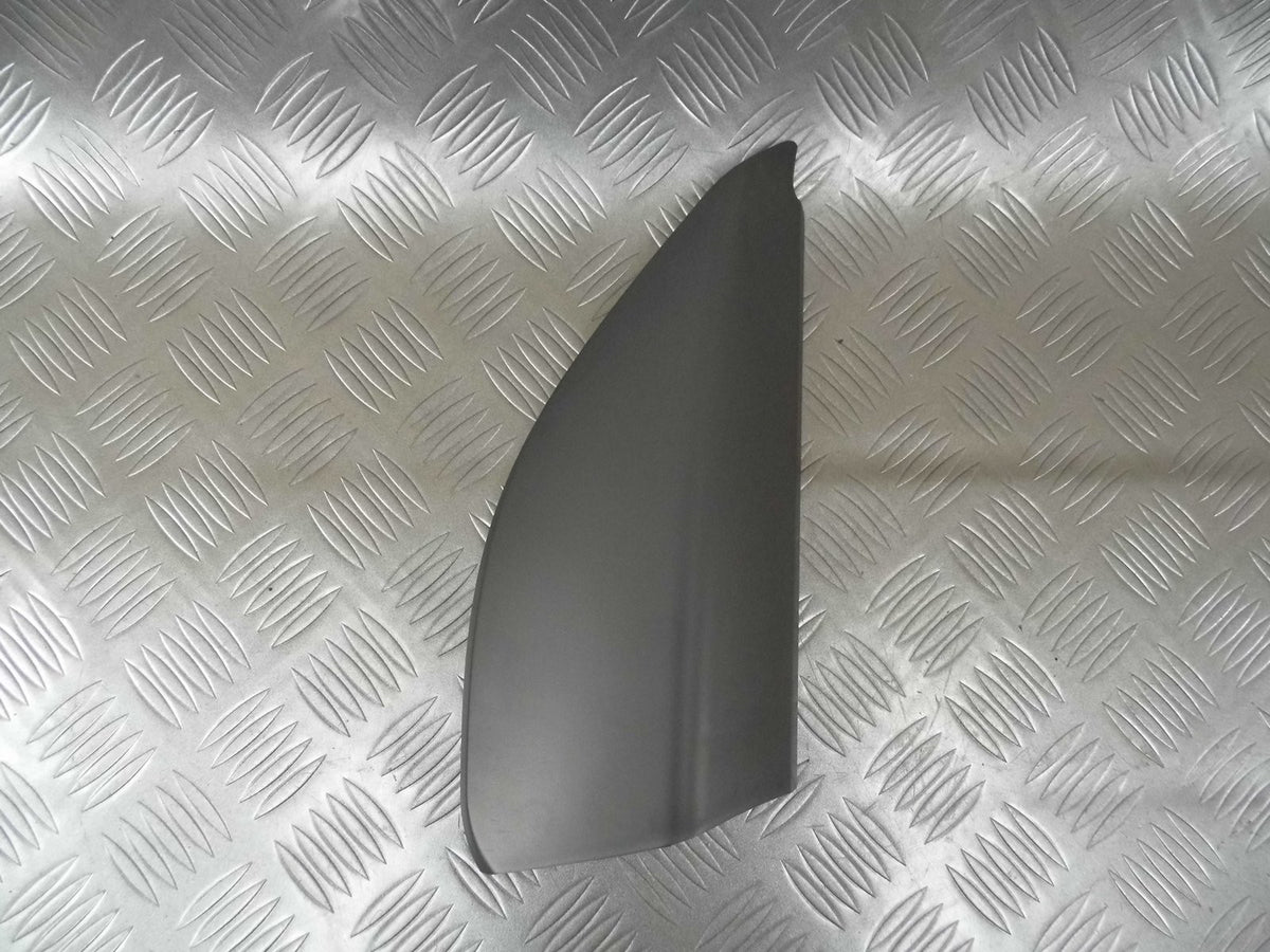Osłona trójkąt lusterka prawy 2H0837994 VW AMAROK