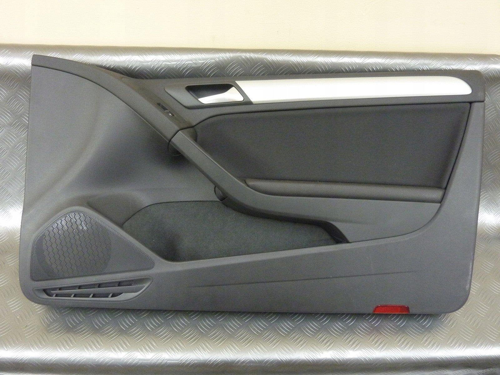 Boczek drzwi prawy 5K7867012 VW GOLF VI CABRIO