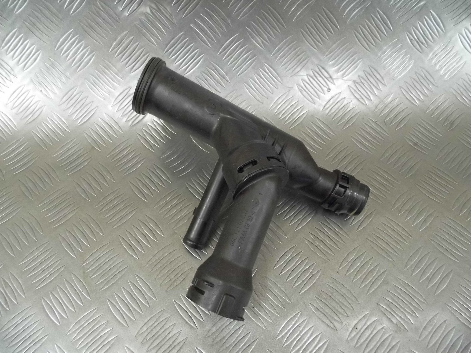 Obudowa termostatu 04L121026R AUDI A4 B9 2.0 TDI