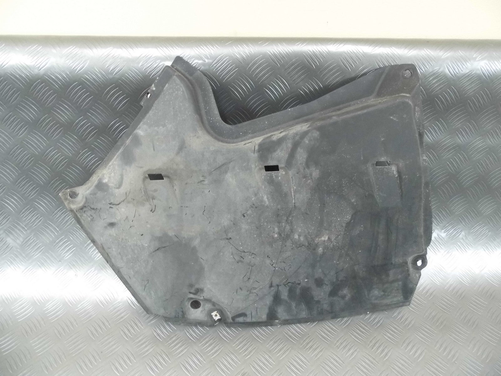 Osłona podwozia 8W0825219 AUDI A4 B9 8W0
