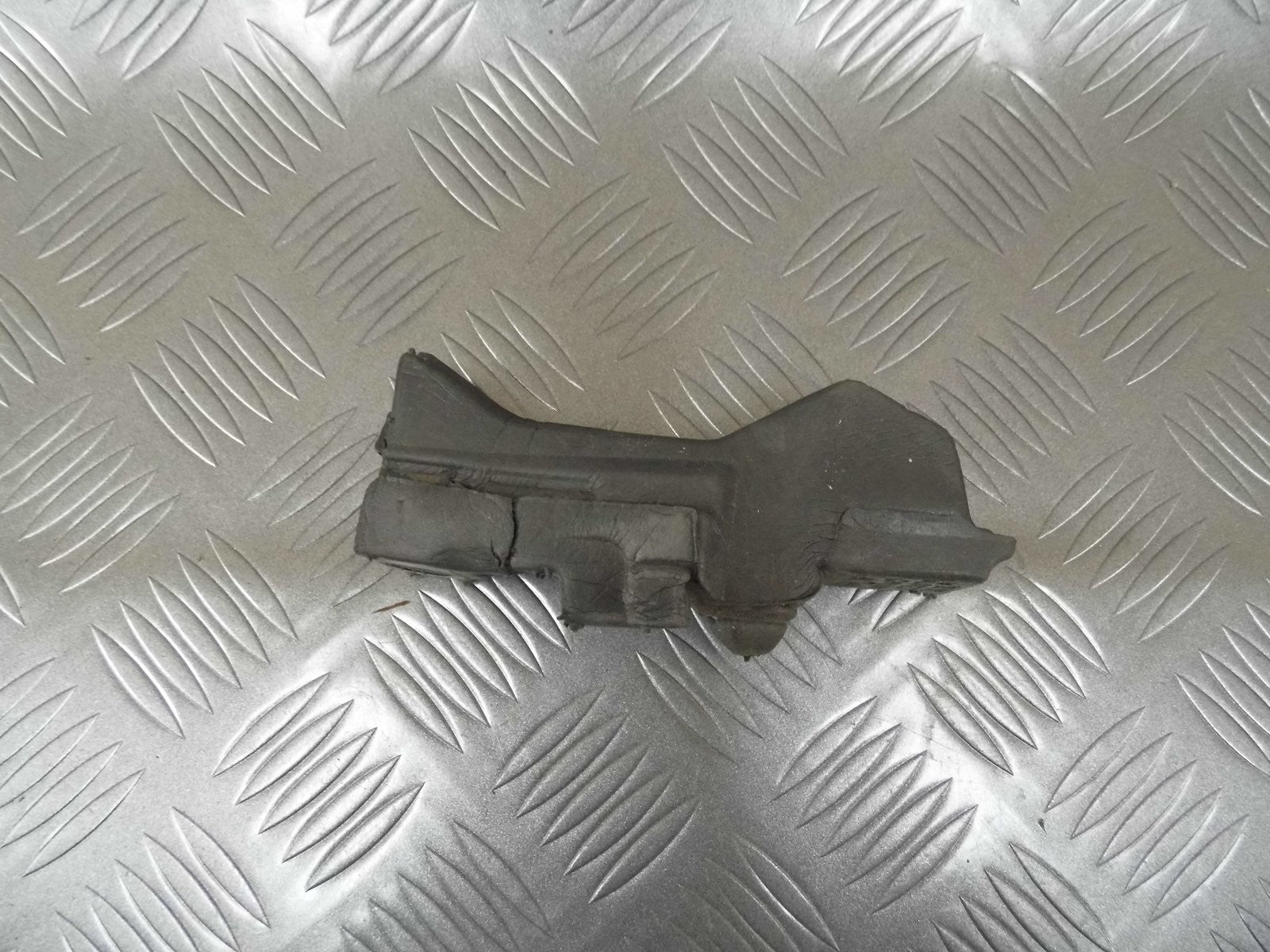 Pianka błotnika prawa 4L0823722 AUDI Q7