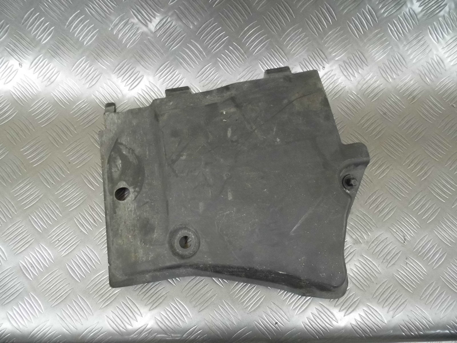 Osłona podwozia lewa 8W0825201 AUDI A4 B9 8W0