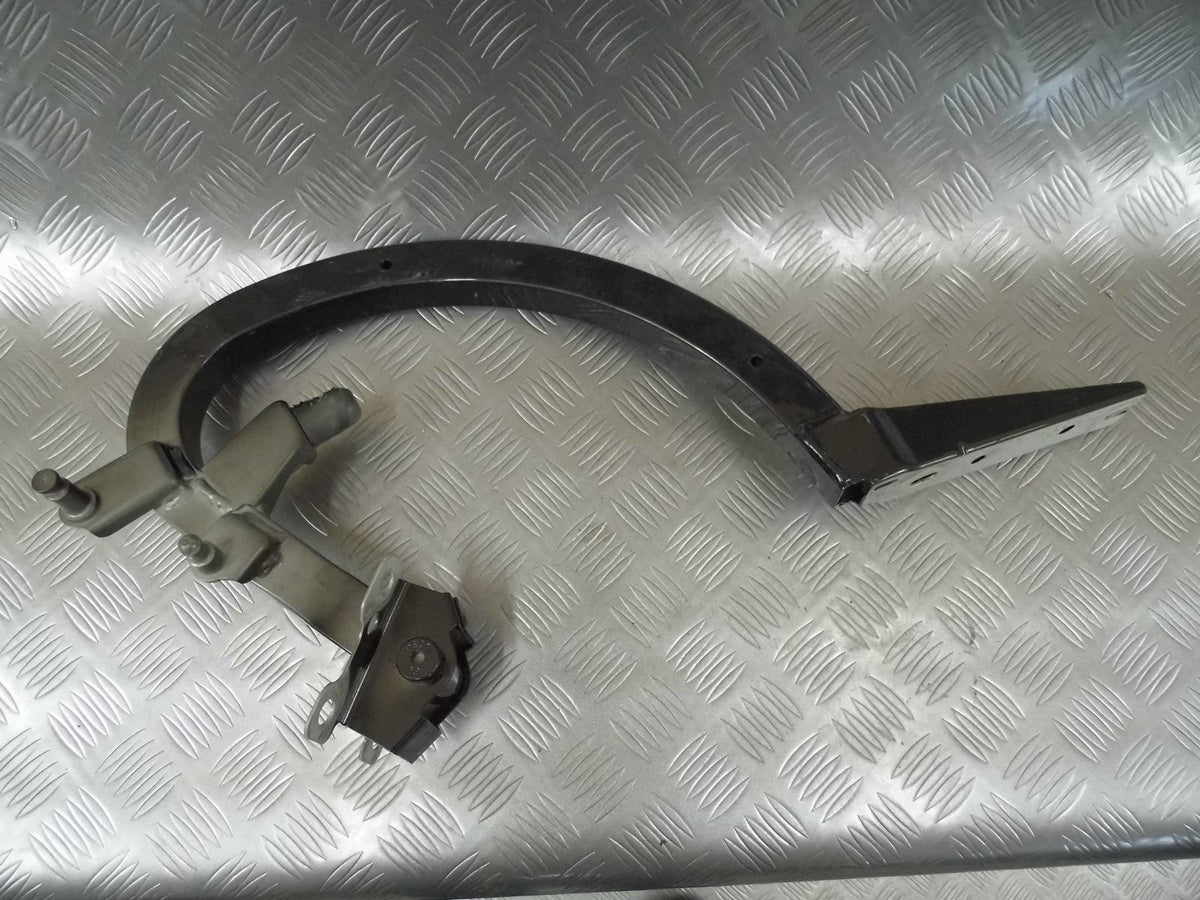 Zawias klapy tył prawy 8W5827302A AUDI A4 B9 SEDAN