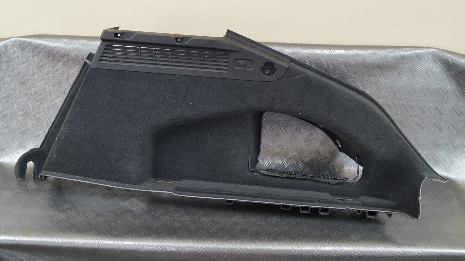 Boczek bagażnika prawy 4G8863888B AUDI A7