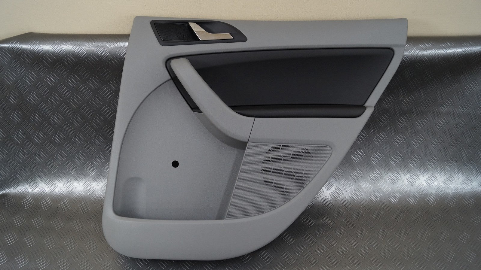 Boczek drzwi tył prawy skóra szary SKODA YETI