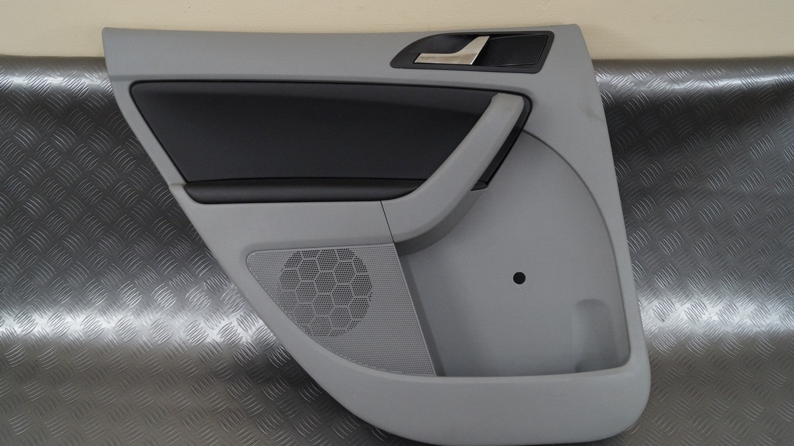 Boczek drzwi tył lewy skóra szary SKODA YETI