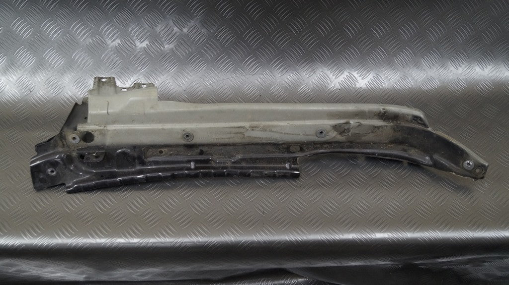 Mocowanie błotnika prawe 4L0805176A AUDI Q7