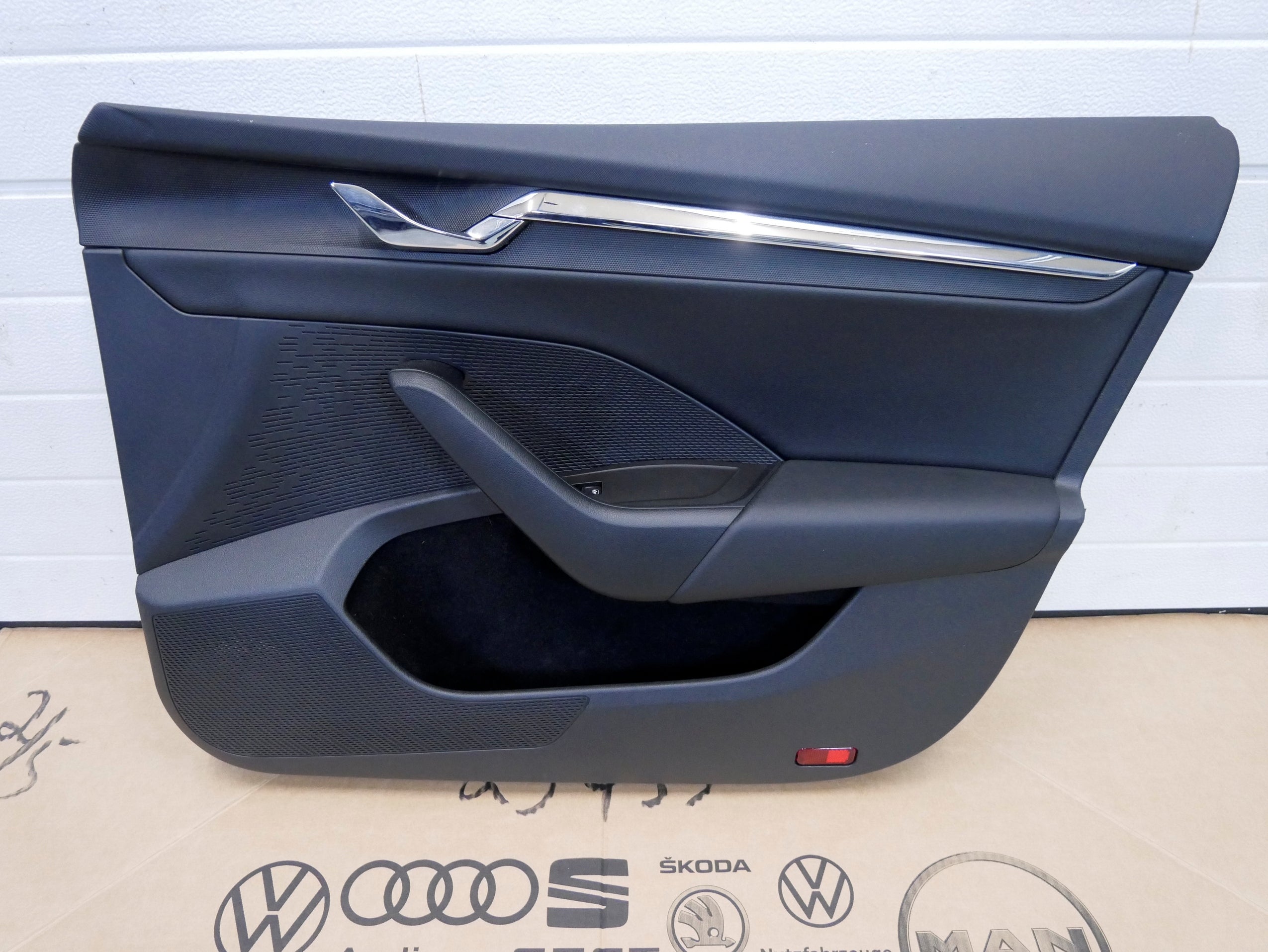 Tapicerka boczek drzwi przód przedni prawy SKODA OCTAVIA IV 2020- - DAVICAR.PL