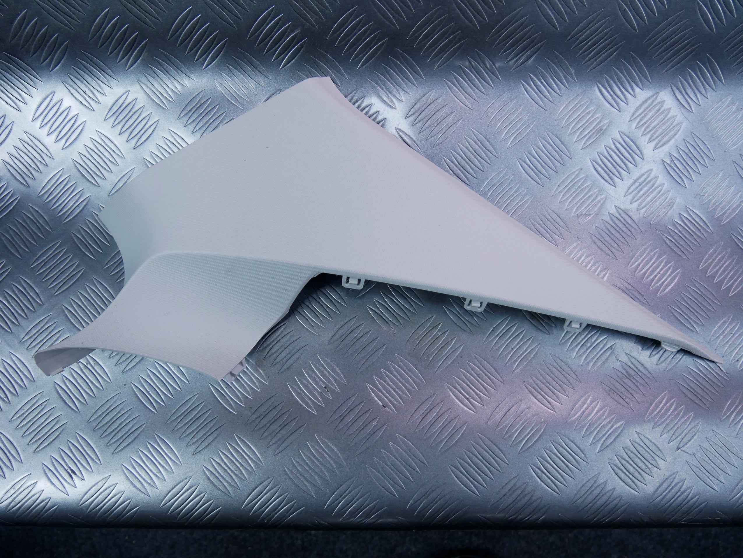 Osłona poszycie słupka tył prawe 5E6867288 SKODA OCTAVIA IV LIFTBACK
