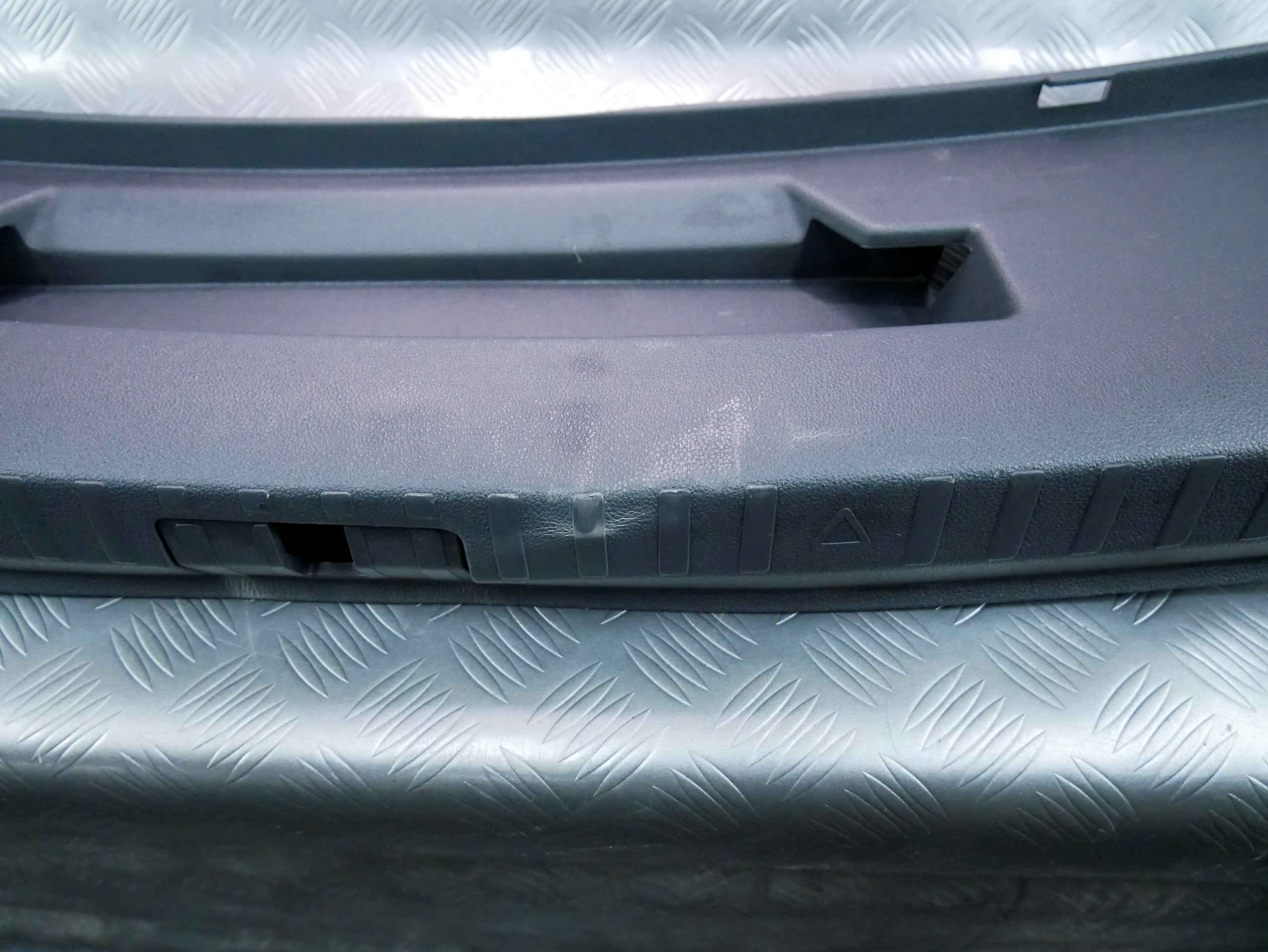 Osłona pasa krawędzi bagażnika 5E6863459D SKODA OCTAVIA IV