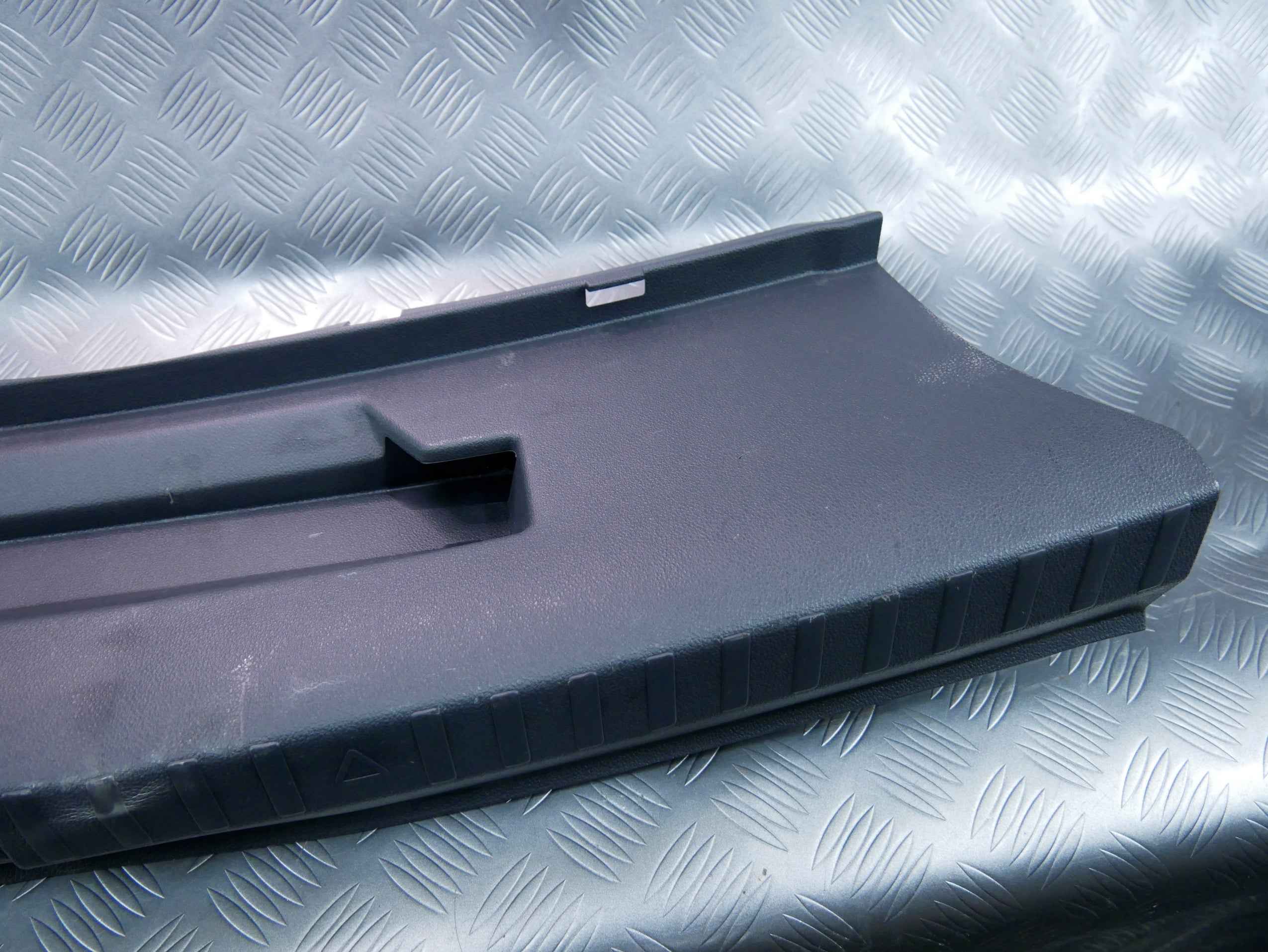 Osłona pasa krawędzi bagażnika 5E6863459D SKODA OCTAVIA IV