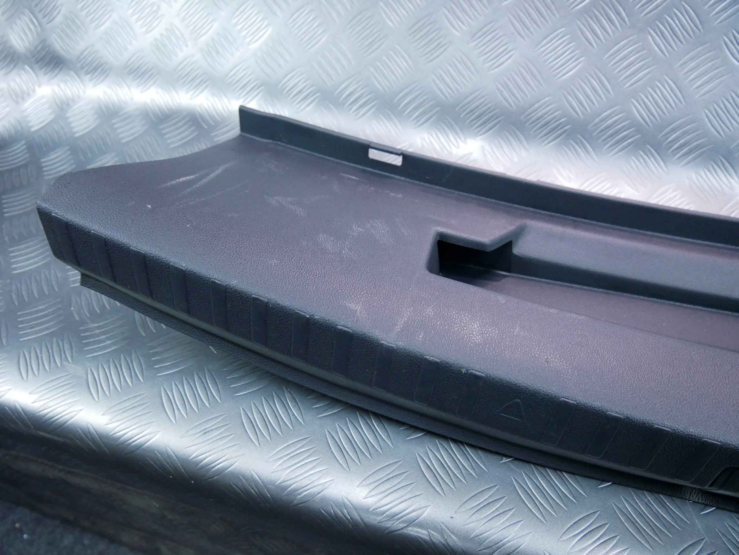 Osłona pasa krawędzi bagażnika 5E6863459D SKODA OCTAVIA IV