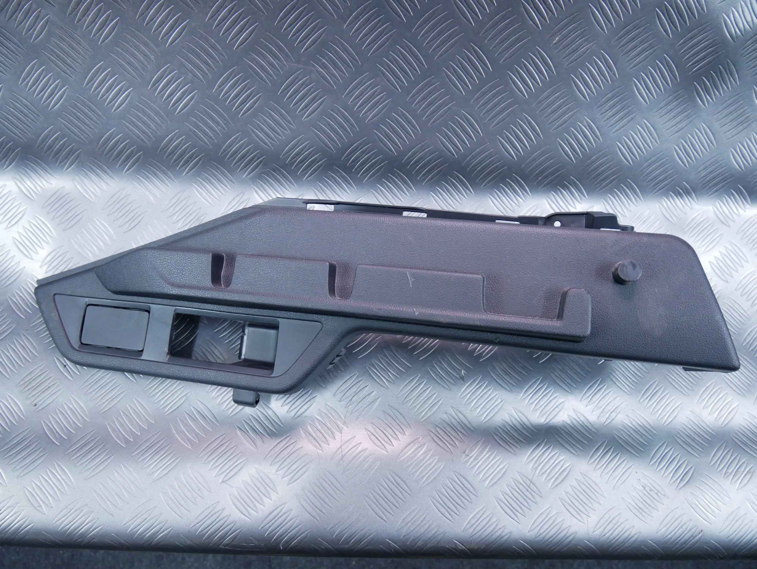 Podpora półki bagażnika lewa 5E6867761 SKODA OCTAVIA IV