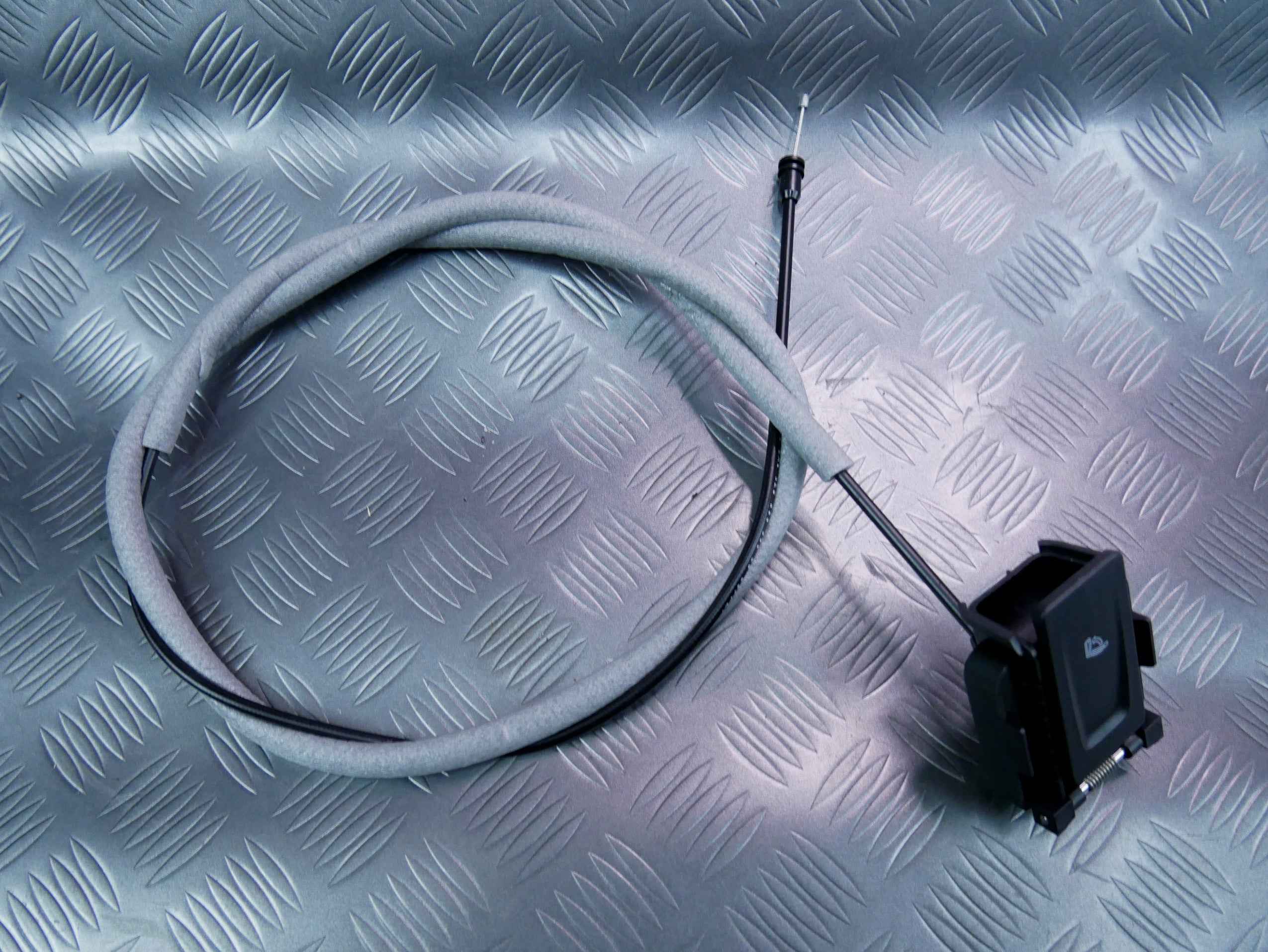 Linka cięgno zwalniania oparcia prawe 5E6885592 SKODA OCTAVIA IV