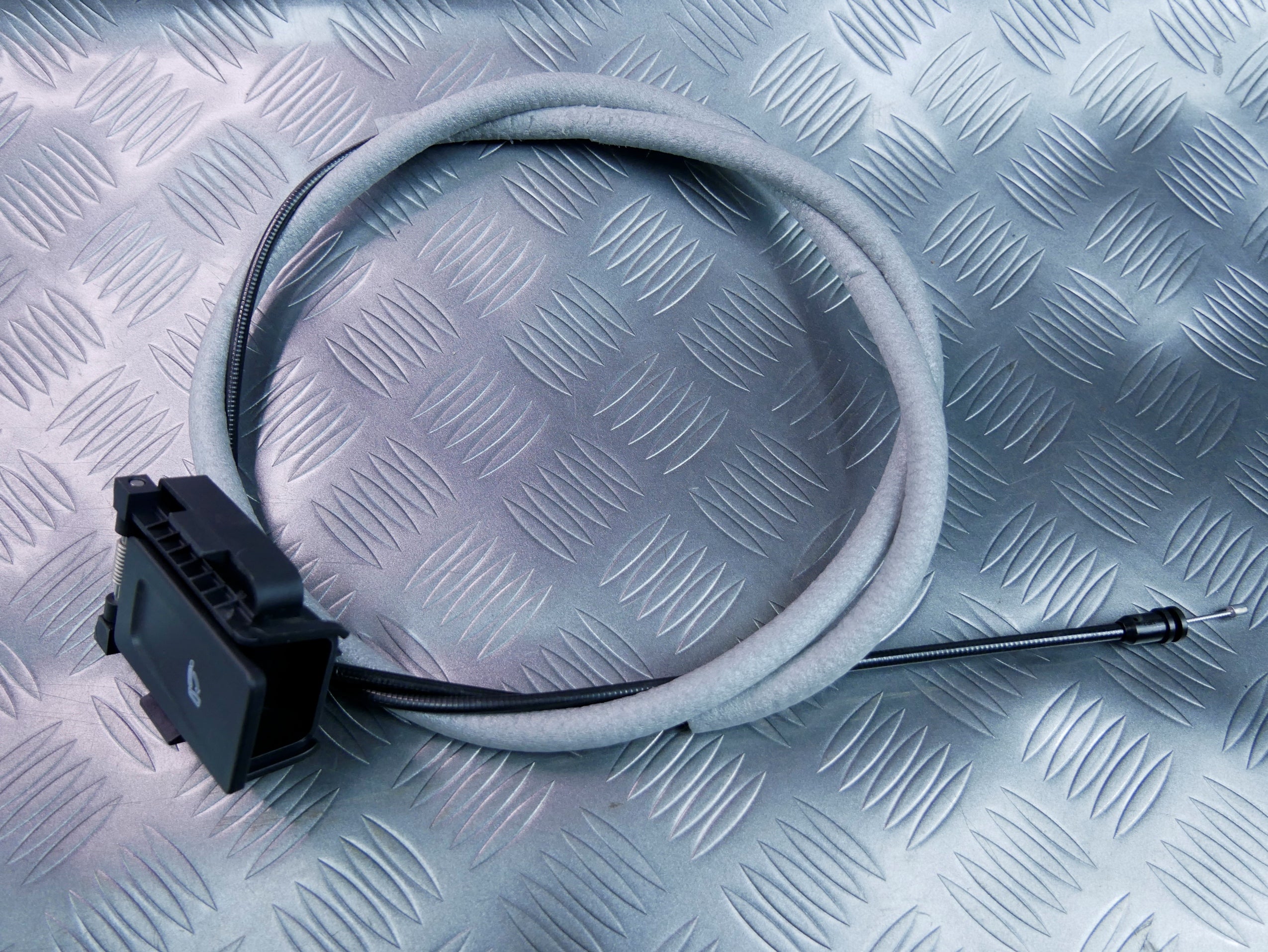 Linka cięgno zwalniania oparcia lewe 5E6885591 SKODA OCTAVIA IV