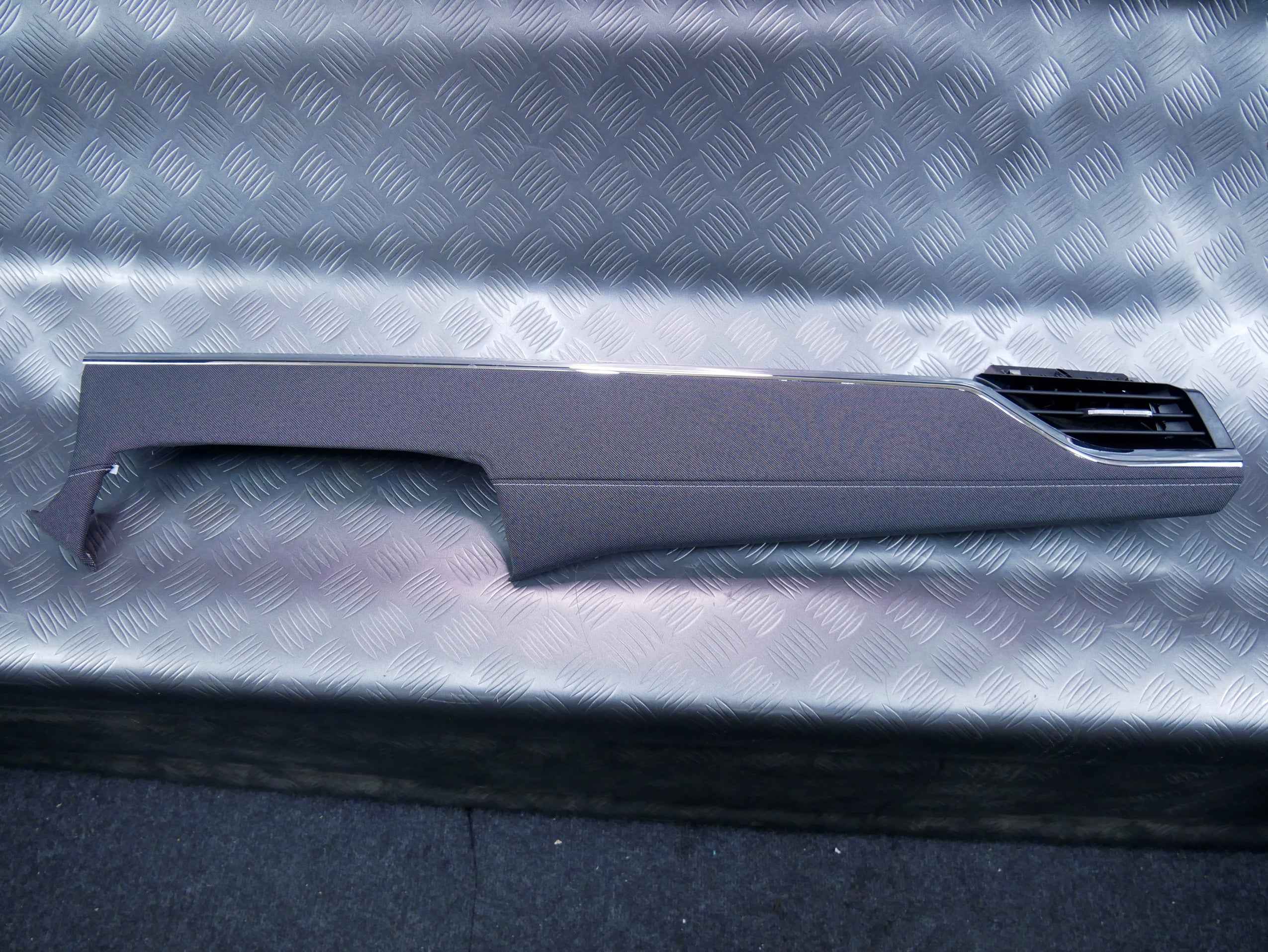 Listwa dekor konsoli kratka nawiewu prawa 5E4858720F SKODA OCTAVIA IV