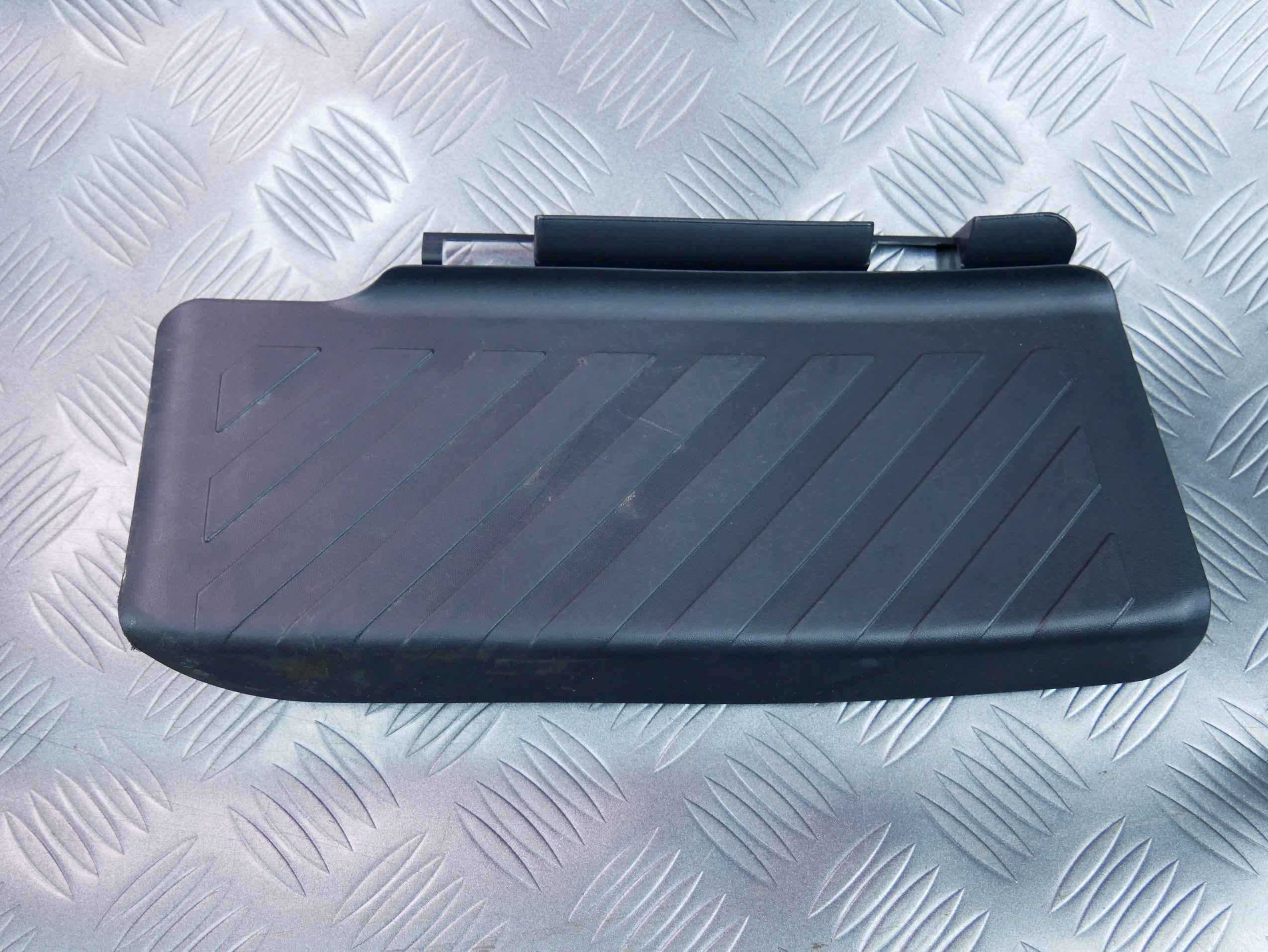 Podnóżek kierowcy 5Q1864777C SKODA OCTAVIA IV