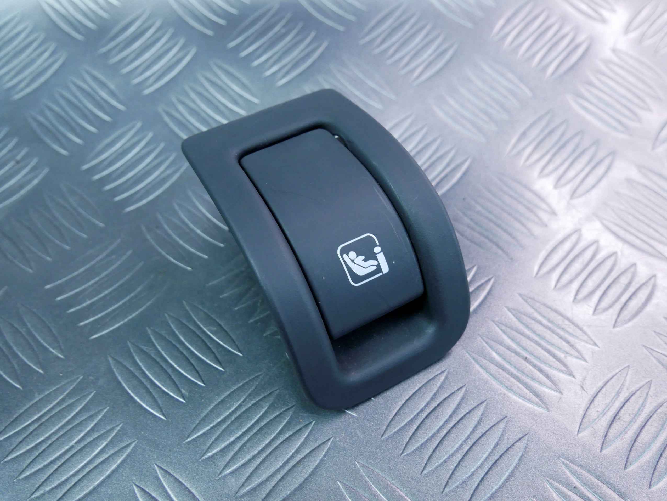 Nakładka osłona zaślepka ISOFIX 5E3887233 SKODA OCTAVIA IV