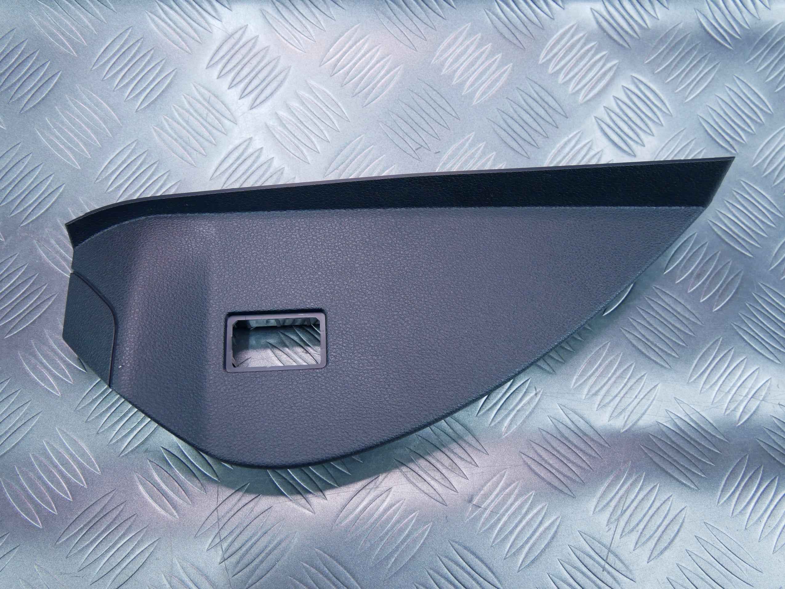 Osłona zaślepka boku konsoli prawa 5E3857504B SKODA OCTAVIA IV