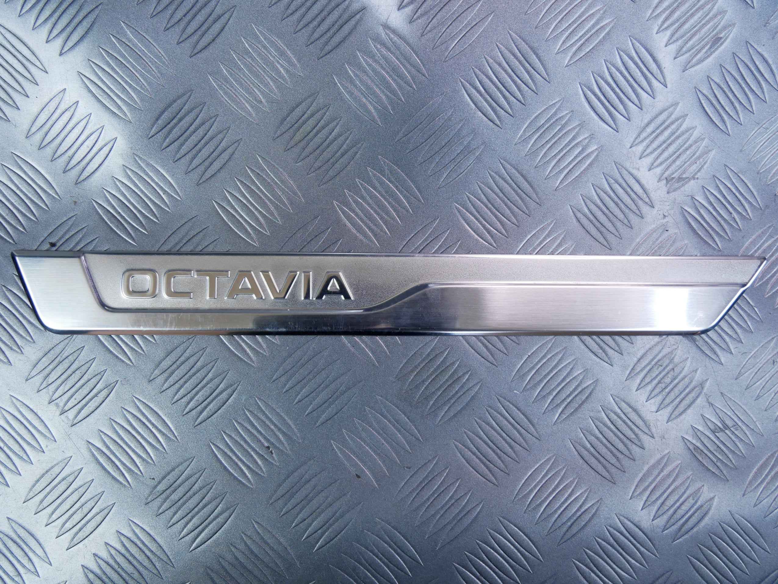 Listwa progowa ozdobna przód prawa 5E3853814 SKODA OCTAVIA IV