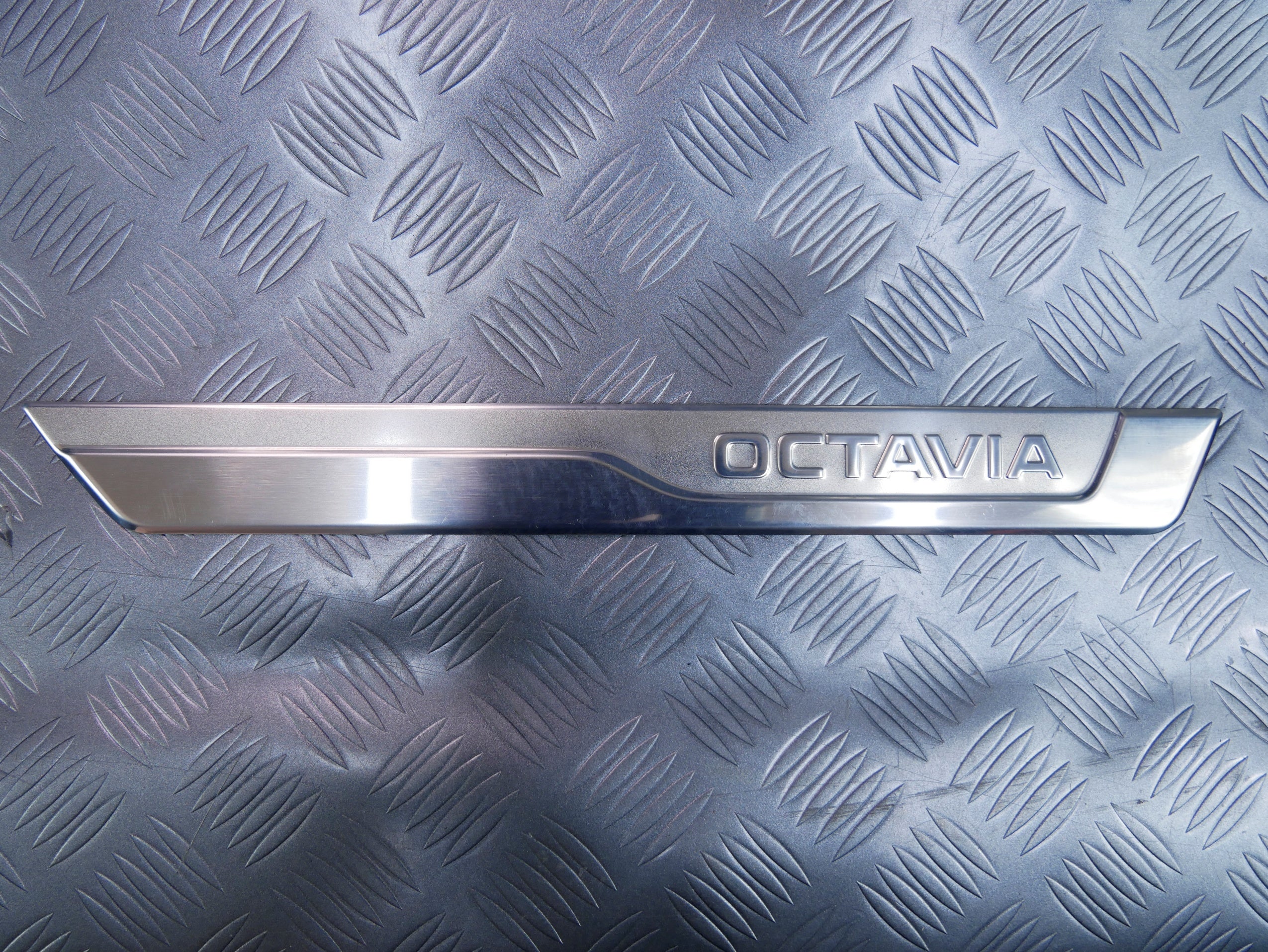 Listwa progowa ozdobna przód lewa 5E3853813 SKODA OCTAVIA IV