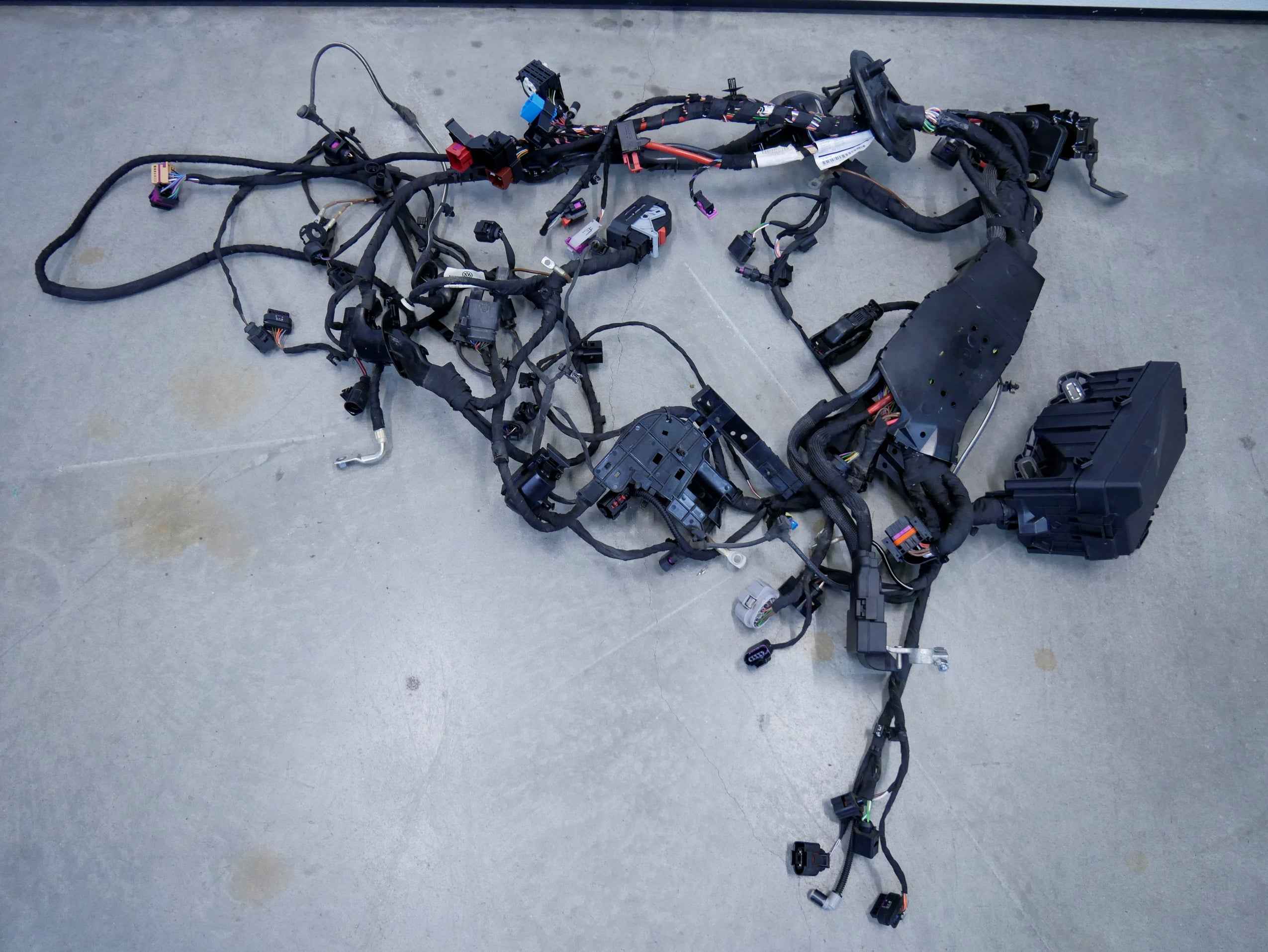 Wiązka instalacja główna komory silnika 5E4971058 SKODA OCTAVIA IV 1.5 TSI DSG
