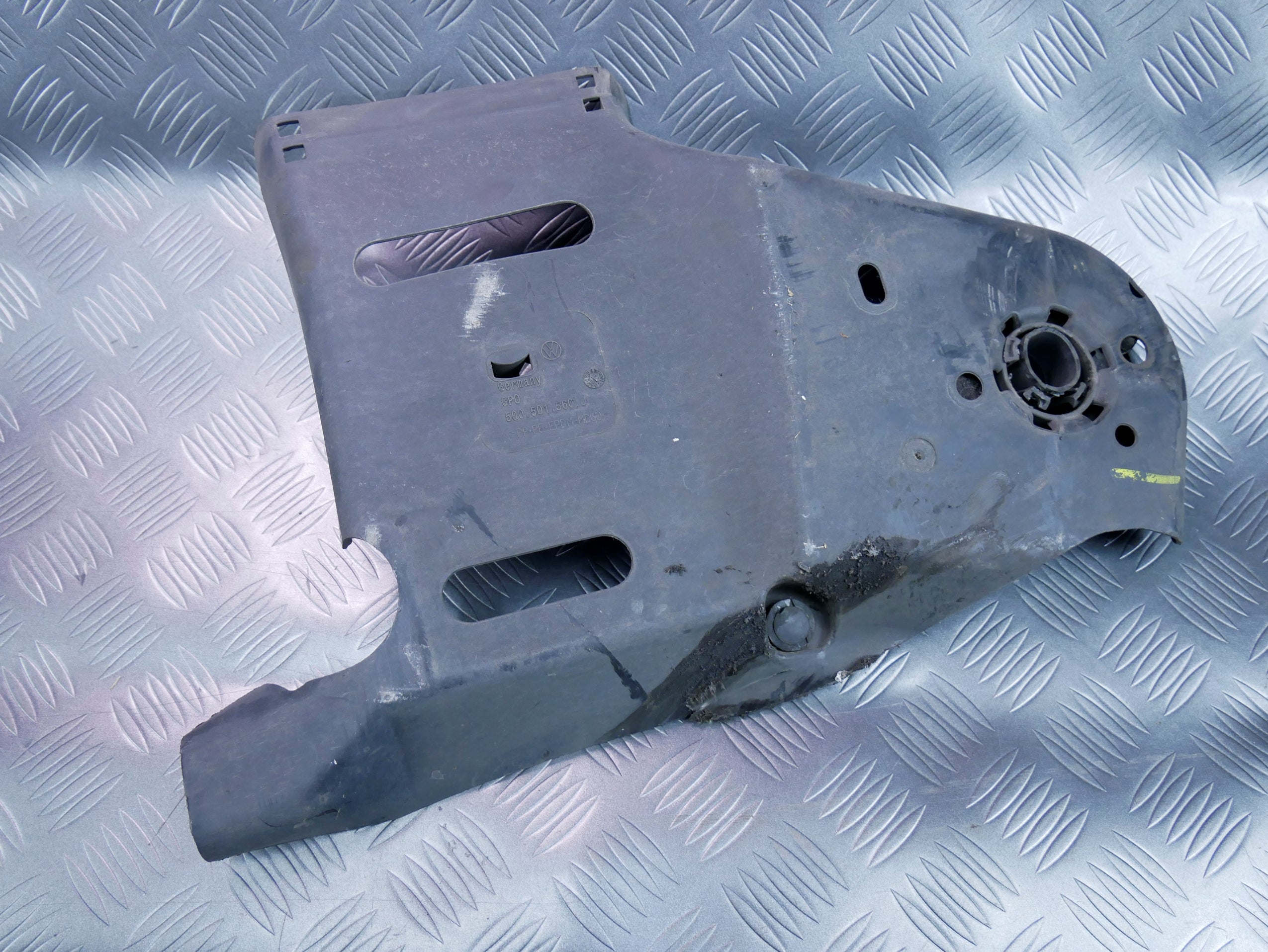 Osłona podwozia prawa 5Q0501560J SKODA OCTAVIA IV