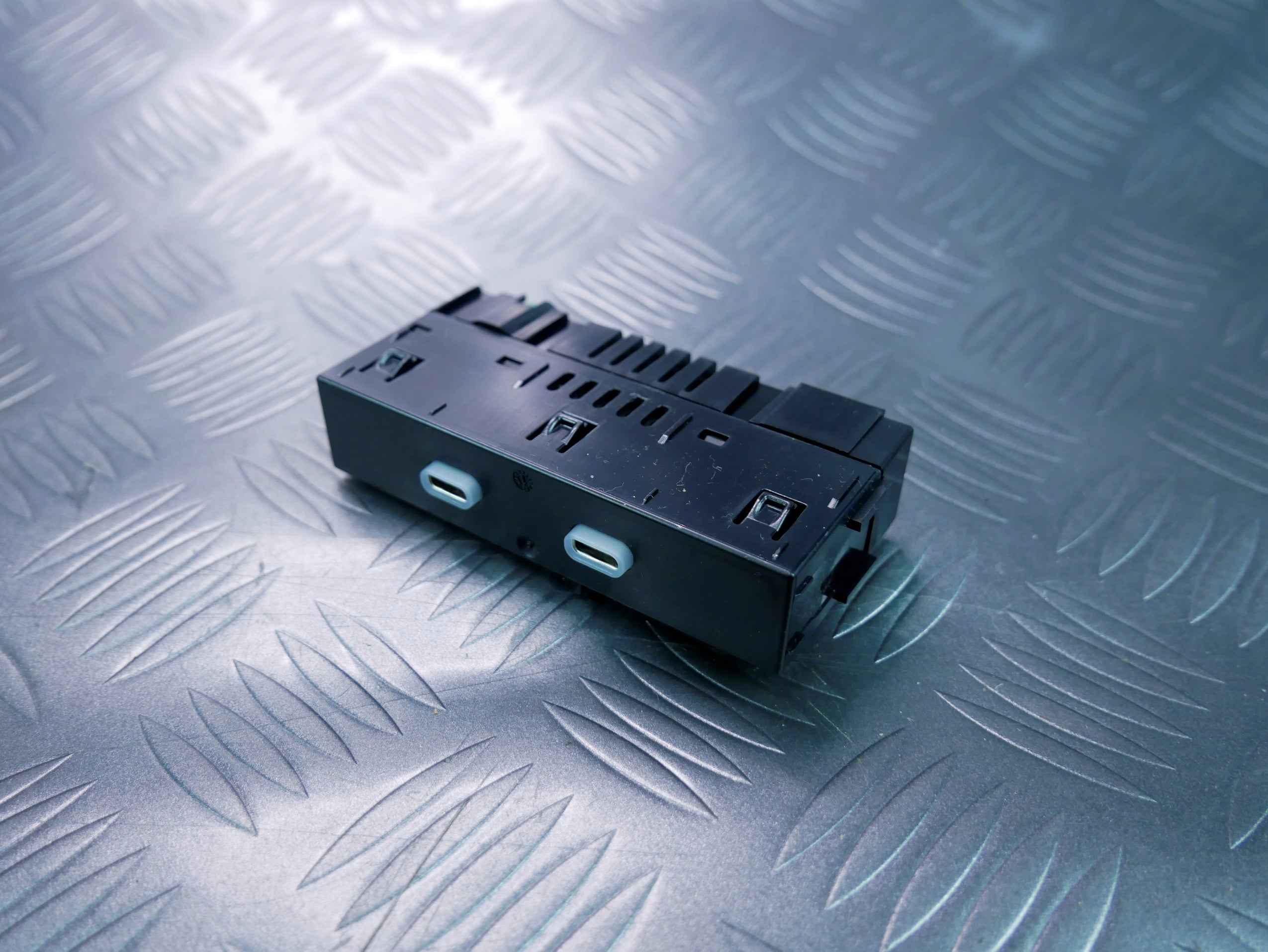 Gniazdo port hub USB 657035736A SKODA OCTAVIA IV